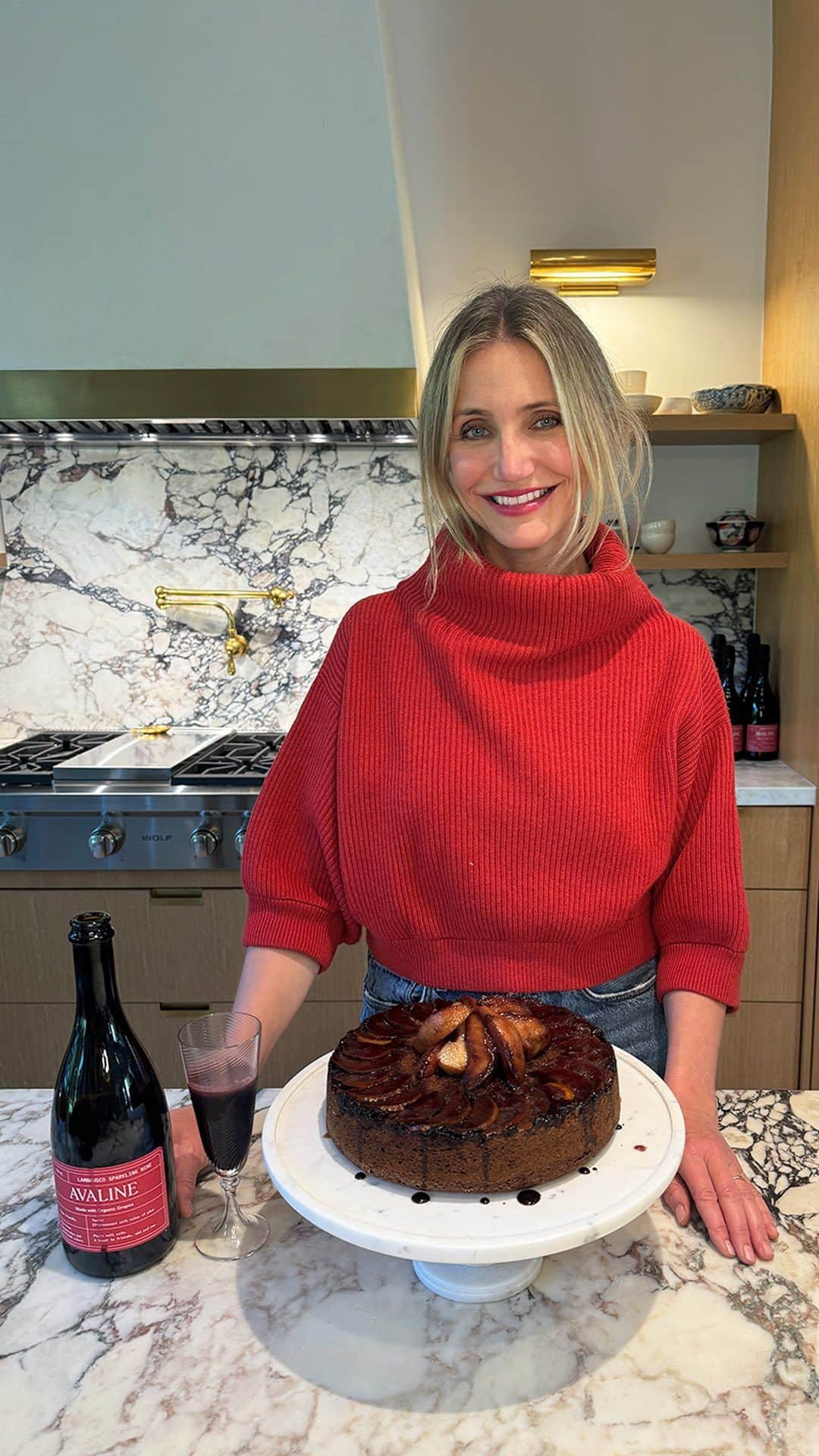 キャメロン・ディアスのインスタグラム：「Welcome back to my kitchen!👩🏼‍🍳 To celebrate the holiday season, I wanted to share recipes for my delicious pear cake & @avaline Lambrusco cocktail🍐🍷a dessert and drink pairing that’s perfect for a little cozy dinner party.   Click the link in my bio for the full recipe and to shop our Holiday Collection! Cheers!🥂」