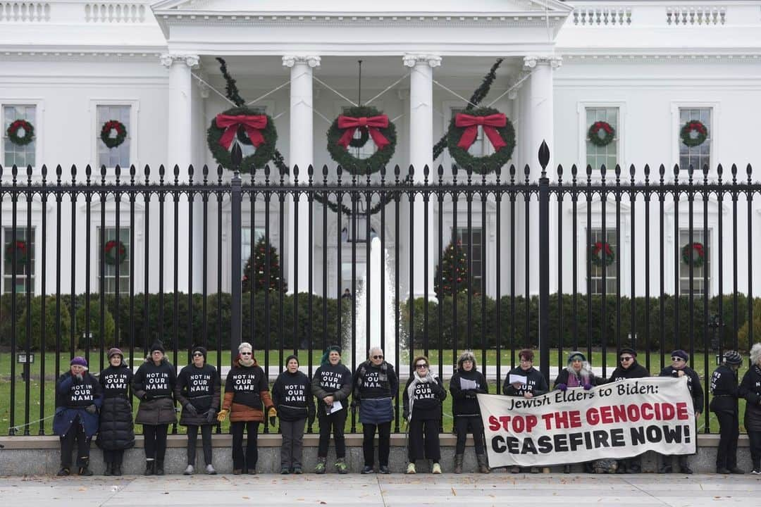 TIME Magazineさんのインスタグラム写真 - (TIME MagazineInstagram)「18 Jewish women from @jewishvoiceforpeace chained themselves to the White House demanding a ceasefire on Monday.  After the UN failed to pass a resolution calling for a ceasefire in Gaza on Dec. 8, people around the world are participating in a global strike on Dec. 11.  Link in bio to learn more.  Photograph by Susan Walsh—AP」12月12日 3時41分 - time