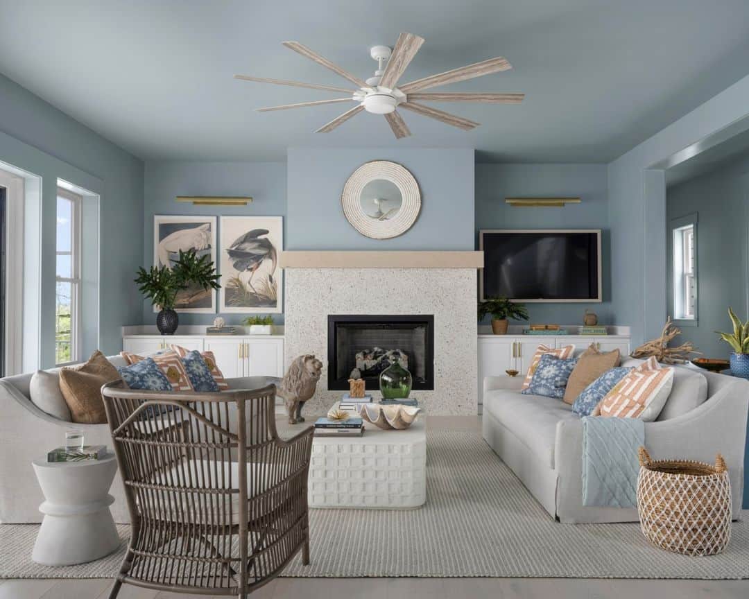 HGTVさんのインスタグラム写真 - (HGTVInstagram)「We’re fa-la-la-alling in love with the living room at HGTV Dream Home 2024. 😍 Just imagine this cozy coastal space all decked out for the holidays! ✨ And can we talk about the reading nook??   Take a full tour of this lovely living room + sign up for sweepstakes reminders today when you click this post at our link in bio. 👈🏽 Your chance to win #HGTVDreamHome 2024 on Anastasia Island, FL starts next week, 12/22!  Design: @bpatrickflynn  Photos: @laureywglenn」12月12日 3時44分 - hgtv