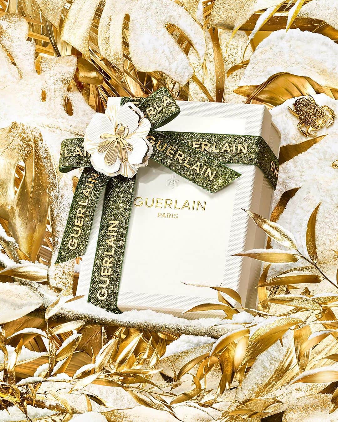 ゲランさんのインスタグラム写真 - (ゲランInstagram)「A kiss of gold under the Christmas tree. Guerlain's iconic Terracotta returns for the holiday season with the limited-edition Golden Leopard palette, for an irresistible candlelit glow. Available at guerlain.com and in Guerlain boutiques.  — #BeelieveInFantasy #GuerlainGift #GuerlainMakeup #Terracotta #MakeupLooks #PerfectGift #Wishlist」12月12日 3時54分 - guerlain