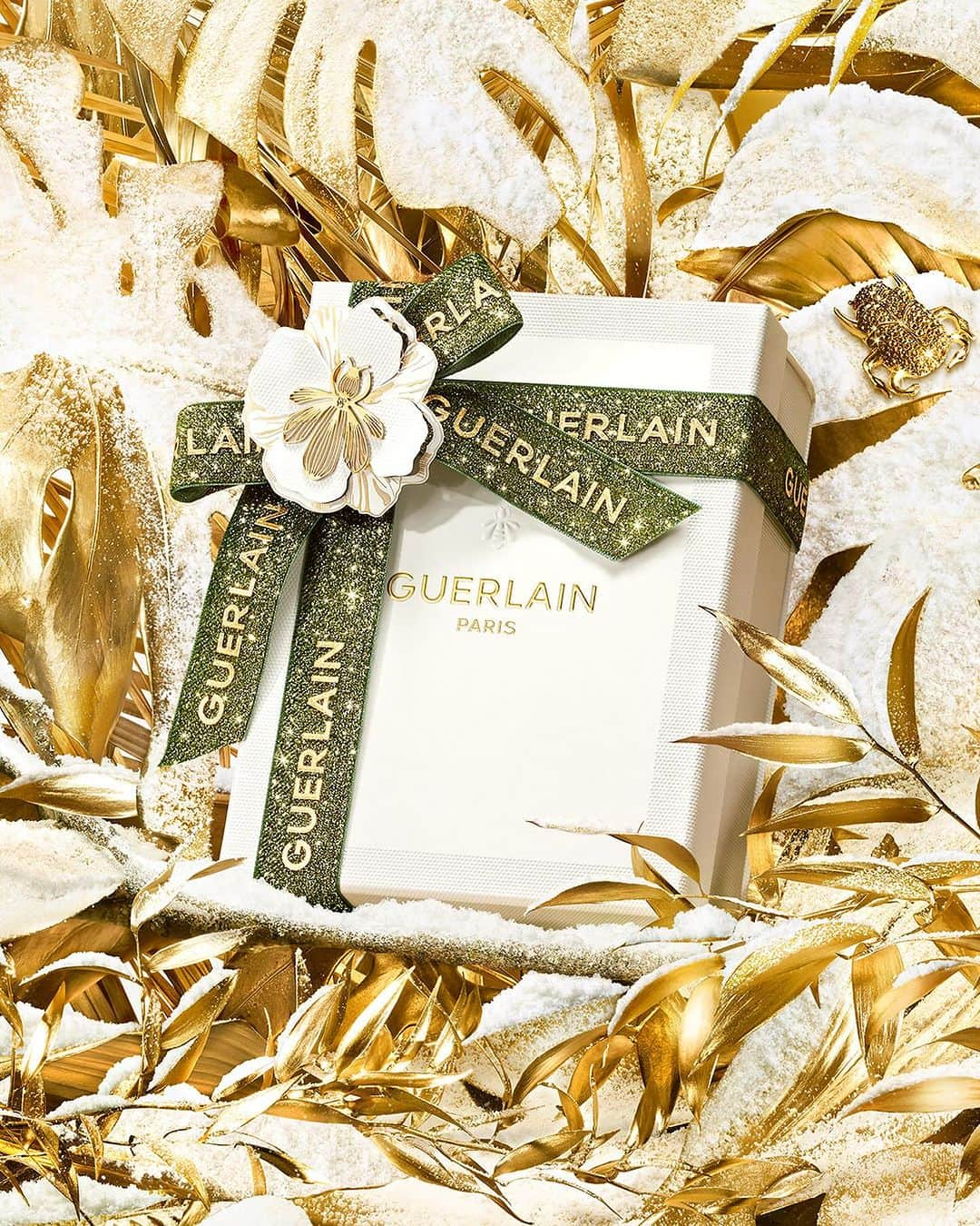 ゲランのインスタグラム：「A kiss of gold under the Christmas tree. Guerlain's iconic Terracotta returns for the holiday season with the limited-edition Golden Leopard palette, for an irresistible candlelit glow. Available at guerlain.com and in Guerlain boutiques.  — #BeelieveInFantasy #GuerlainGift #GuerlainMakeup #Terracotta #MakeupLooks #PerfectGift #Wishlist」