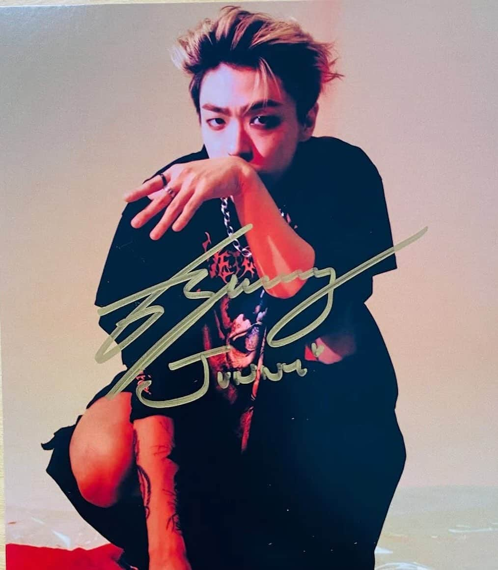 allkpopTHESHOPのインスタグラム：「🔥 Exclusive item! A high-quality photo personally signed by the renowned singer and songwriter @jnkmsc」