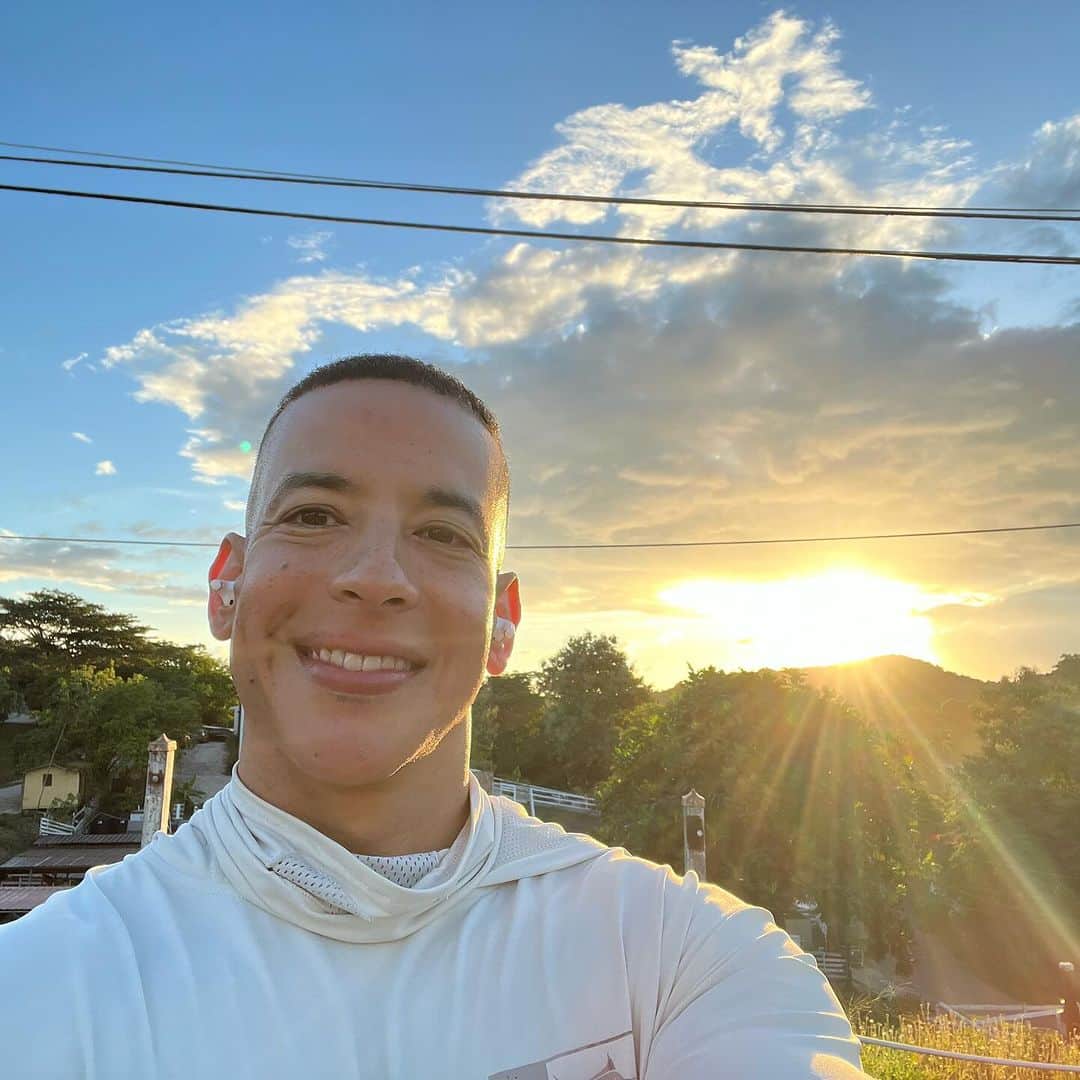 ダディー・ヤンキーのインスタグラム：「Buenos días yo siento que hoy es mi día!   Gracias 🇵🇷 por hacer el tema #1 en radio.   Por encima de ese logro, es que esta canción te alegre la vida para siempre. Si estás leyendo esto es porque tienes vida, y si hay vida, hay esperanza de seguir adelante. Recuerda siempre tener la disciplina de AMARTE. Dios está en control! 🙏🏽」