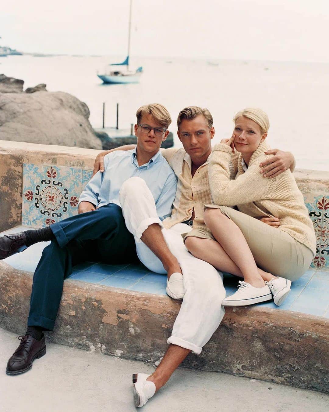 Vanity Fairのインスタグラム：「The first test screening for 'The Talented Mr. Ripley' was, as producer William Horberg remembers it, “a total disaster.” But the 1999 film, which included Matt Damon, Gwyneth Paltrow, and Jude Law at the peak of their star power, would ultimately become an Oscar anomaly and touchstone.  “Our actors had been catapulted into a level of stardom that they did not have when we shot the movie, so the audience was coming with a whole different lens of expectation,” Horberg says. “Matt Damon, @GwynethPaltrow, the director of The English Patient—it all seemed to promise an epic love story.” 'Ripley' delivered the furthest thing from that, of course.   In honor of the film's 25th anniversary, VF's David Canfield pays tribute to the thriller that was frank, queer, and ahead of its time. Read more at the link in bio.   Photograph from Pamela Hanson/Trunk Archive」