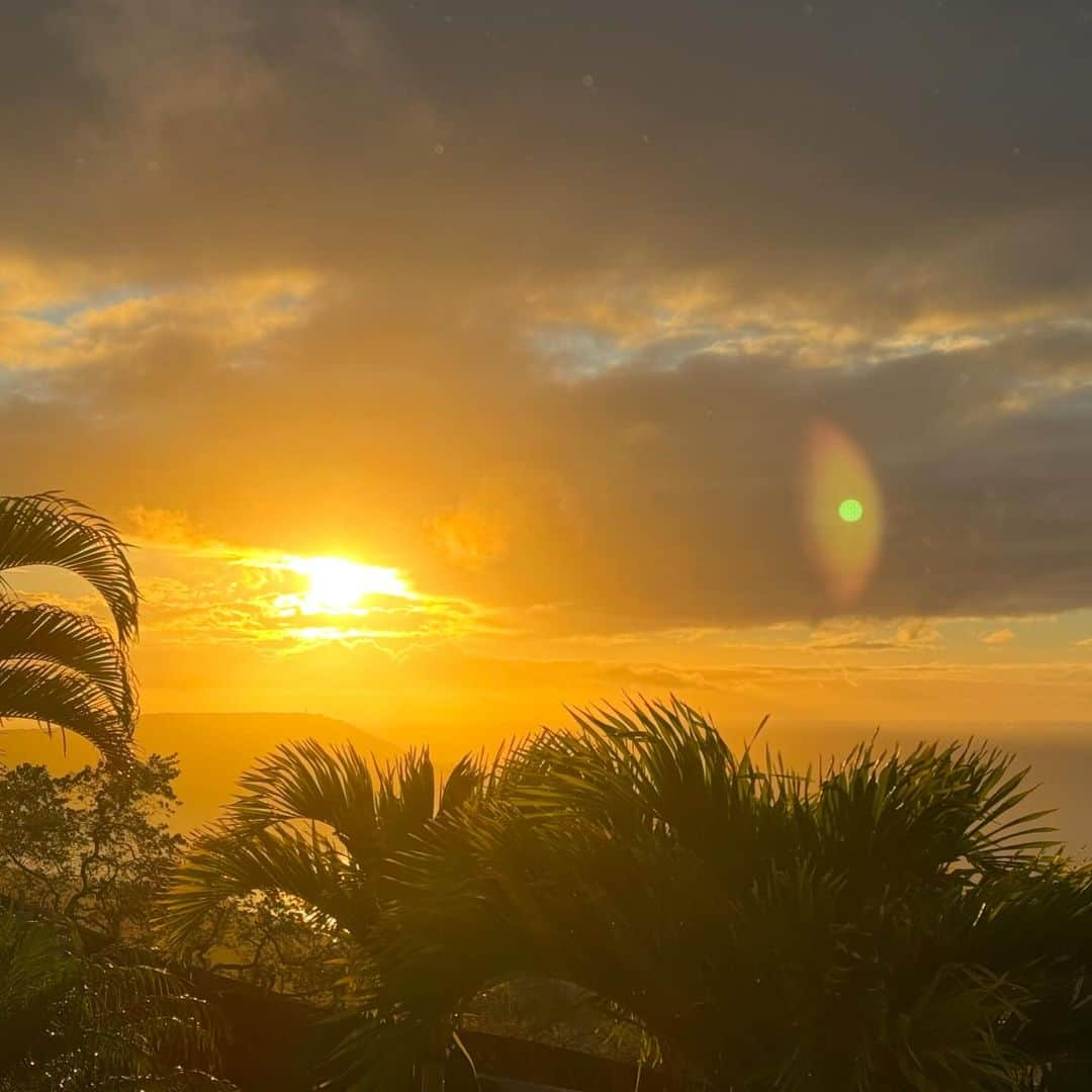 マキ・コニクソンのインスタグラム：「Good morning from Hawaii 🌺  今朝は少し霧雨降ってたから 朝日が神々しかった。✨✨ 今日もいい事あるの間違いなし。  朝から私が思った事をシェアさせてー。 自分が人にされて嫌だなって思ったら 人には同じ事をしなければいいんだよ。 反面教師だね。  私はKarma(カルマ)を信じる。 カルマとは、 過去（世）での行為は、 良い行為にせよ、悪い行為にせよ、 いずれ必ず自分に返ってくる。 という因果応報の法則のことです。  だからMālama(思いやり)の気持ちを持って ハッピーな1日を過ごそうね！  ハワイの朝日のおすそ分けでした！🌅  #エアハワイ🌺  #朝日のおすそ分け🤙🏼  #反面教師 #カルマ #Karma」