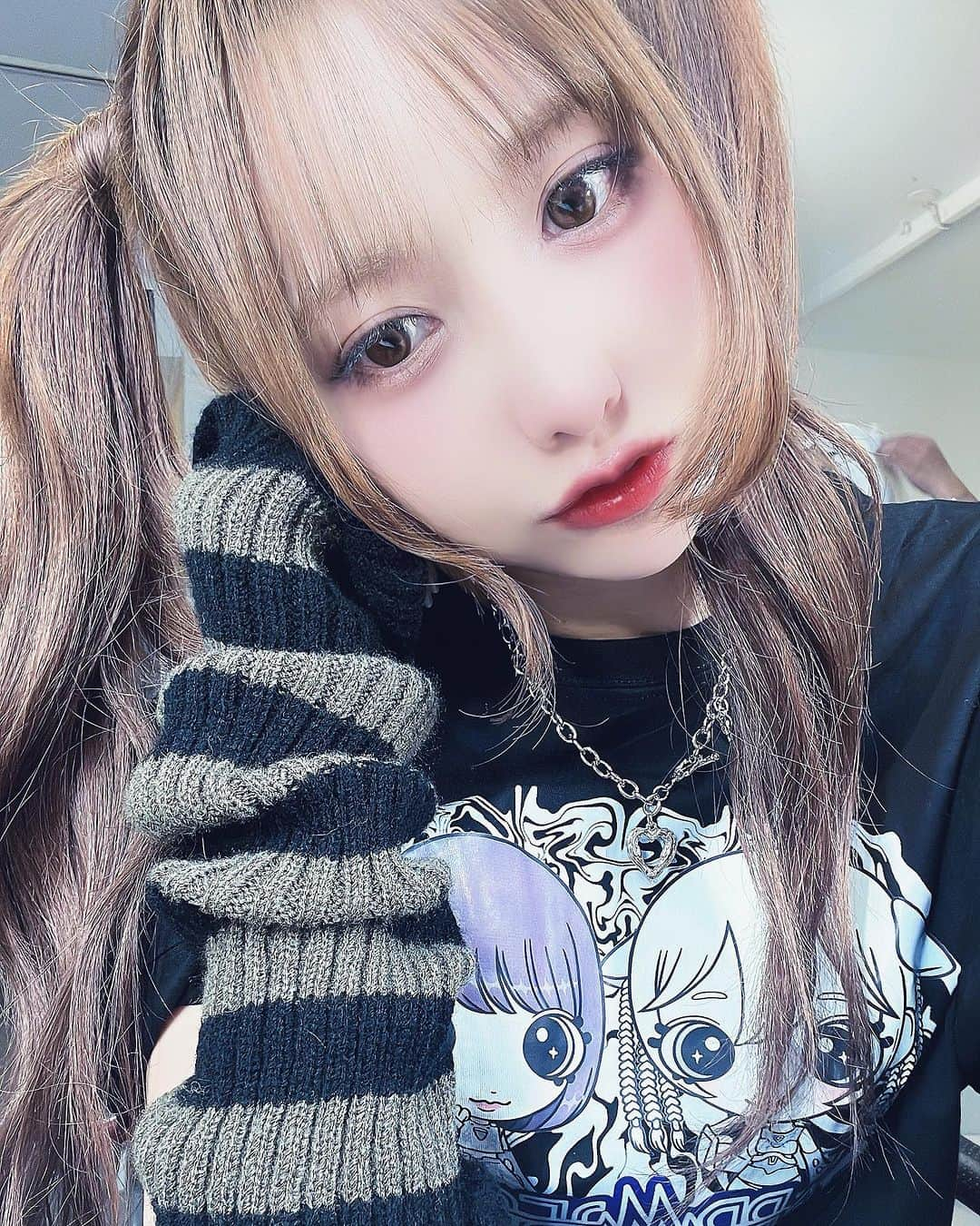 にかもきゅのインスタグラム：「このグッズTかわい〜🤍🖤」