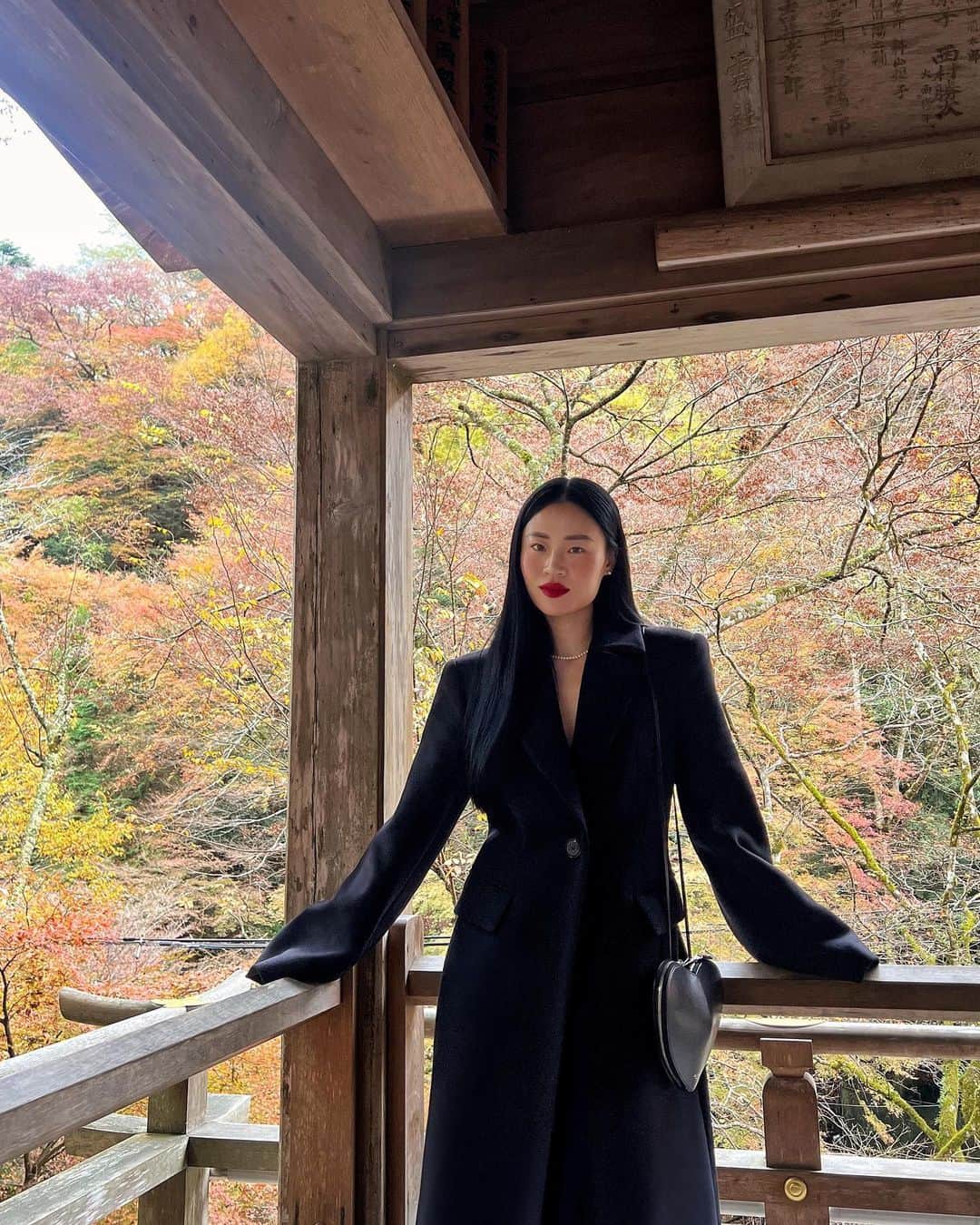 NATALIE LIAOさんのインスタグラム写真 - (NATALIE LIAOInstagram)「In my early 20s, I made a commitment to myself. That no matter what, my life would be beautiful and that I would surround myself with beautiful things and live beautiful experiences. This is not to say in a vain way, but with admiration, respect and appreciation. For this human physical experience on earth is limited and I will cherish it and adore it. I will learn it and I will love it.  #kyotojapan #kyototravel #japantrip #autumninjapan #japanawaits」12月12日 4時28分 - fongminliao