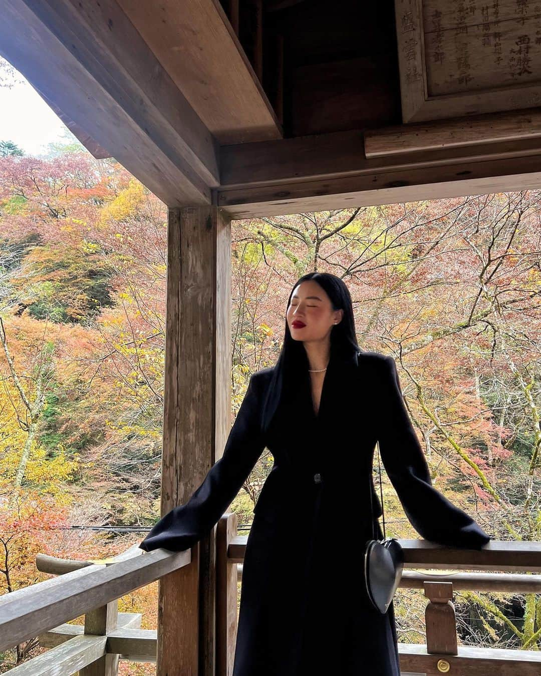 NATALIE LIAOさんのインスタグラム写真 - (NATALIE LIAOInstagram)「In my early 20s, I made a commitment to myself. That no matter what, my life would be beautiful and that I would surround myself with beautiful things and live beautiful experiences. This is not to say in a vain way, but with admiration, respect and appreciation. For this human physical experience on earth is limited and I will cherish it and adore it. I will learn it and I will love it.  #kyotojapan #kyototravel #japantrip #autumninjapan #japanawaits」12月12日 4時28分 - fongminliao