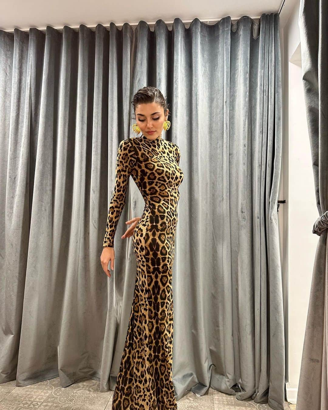 Hande Ercelさんのインスタグラム写真 - (Hande ErcelInstagram)「Miyy. 🐆  @begumkhan 🐉  @nesriincann 🌹 @nilayko 🌹」12月12日 4時29分 - handemiyy