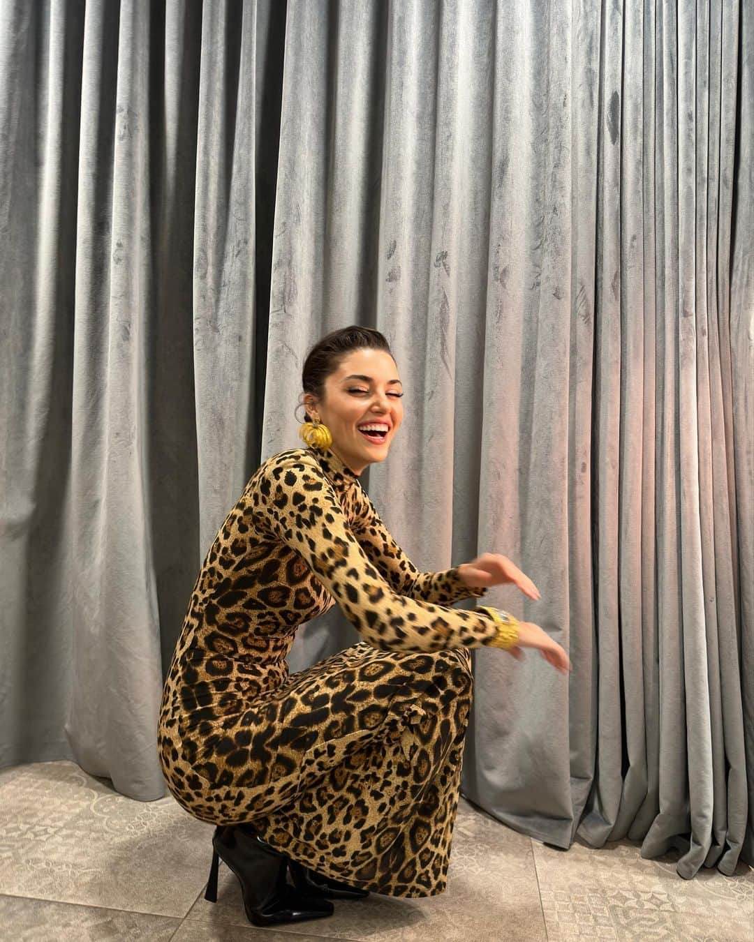 Hande Ercelさんのインスタグラム写真 - (Hande ErcelInstagram)「Miyy. 🐆  @begumkhan 🐉  @nesriincann 🌹 @nilayko 🌹」12月12日 4時29分 - handemiyy