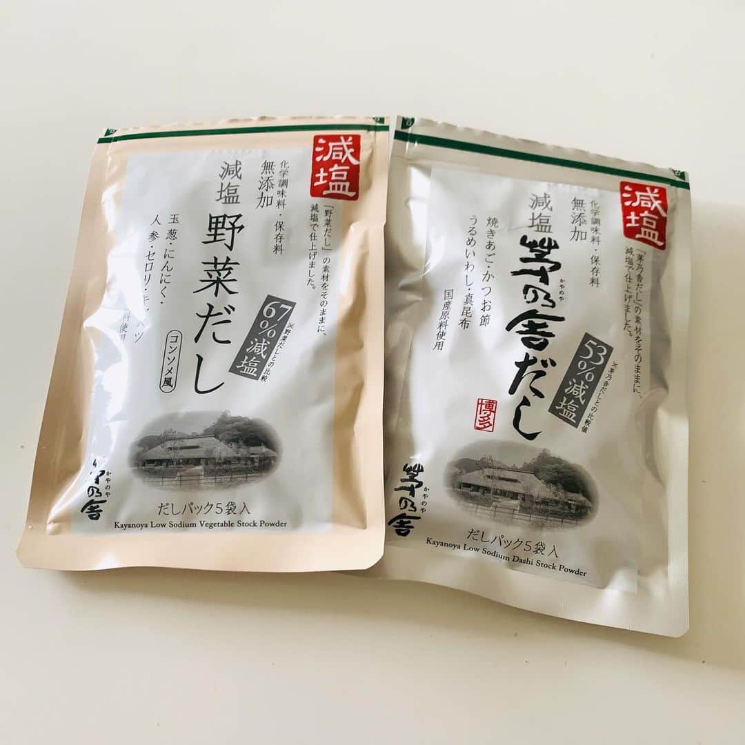 護あさなのインスタグラム：「. 最近の趣向品。  @kayanoya.official  久原本家さんのお出汁。  もう美味しすぎて出汁だけで飲んでる🤤 朝一とか、夜お腹すいちゃった時も。  野菜だしの方は破ってそのまま鍋でお水から煮て、好きな塩と最後にオリーブオイル入れる飲み方が好きです🍲  他にも種類は色々あったんだけど、 減塩のこの二つを愛用中。  みなさんは最近見つけた美味しいものってありますか？☺️」