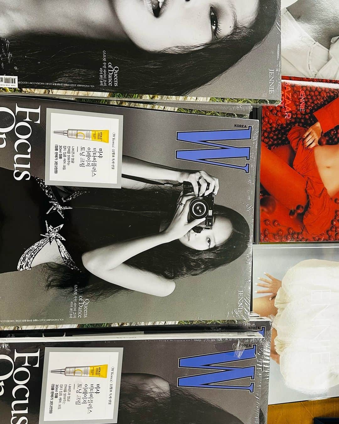 allkpopTHESHOPのインスタグラム：「#Jennie magazines are shipping out!」