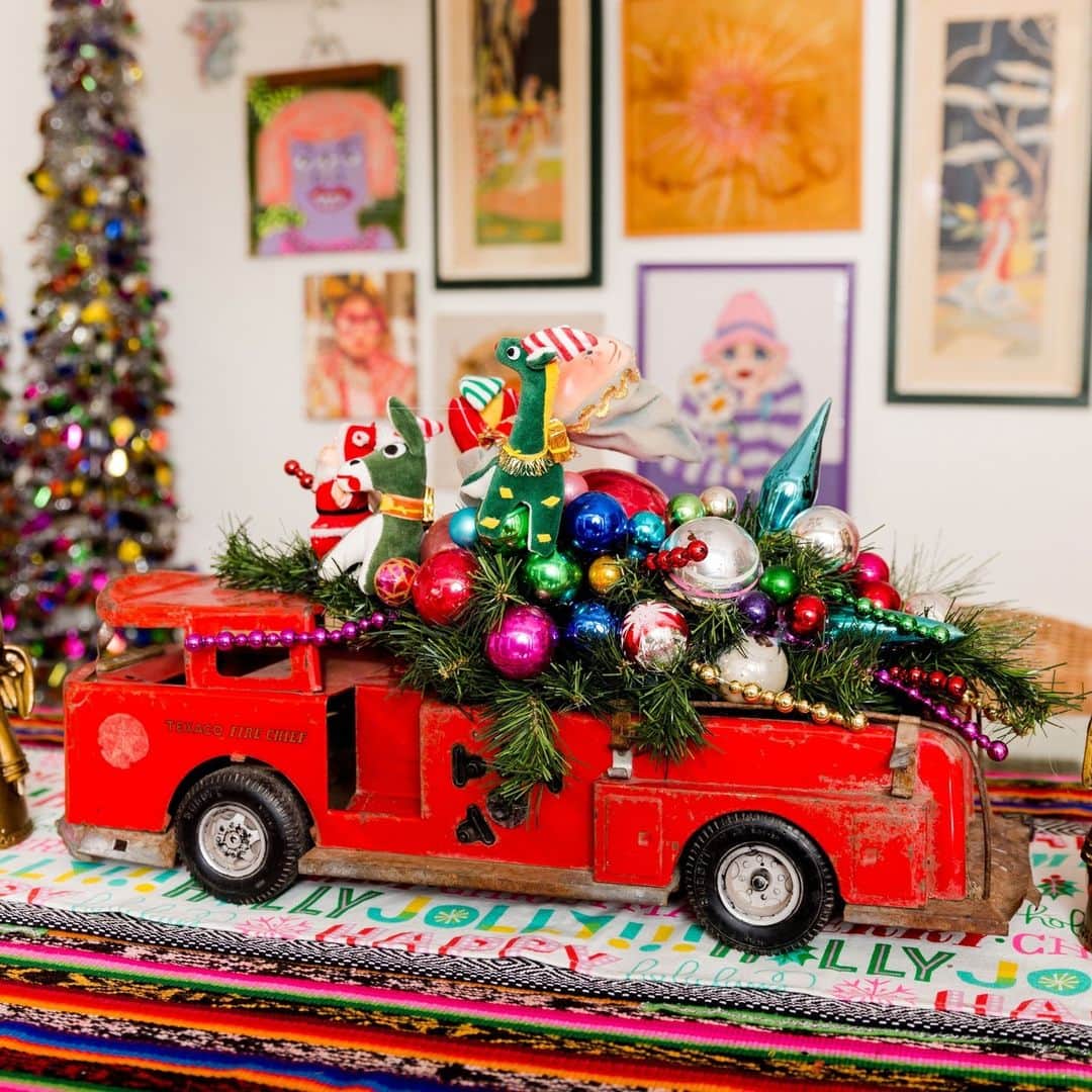HGTVさんのインスタグラム写真 - (HGTVInstagram)「If you love all things vintage ... 😍⁠ ⁠ You'll love these unique ways to decorate for the holidays with vintage toys. 🎄🍬🧸⁠ ⁠ Swipe through for tips on collecting retro toys and games from the '50s, '60s and '70s and how to incorporate them into your holiday decor.⁠ ⁠ Which look do you like best? ⁠ ⁠ Head to the 👉 link in bio for even more of our vintage-filled ideas. #HGTVDesign」12月12日 5時08分 - hgtv