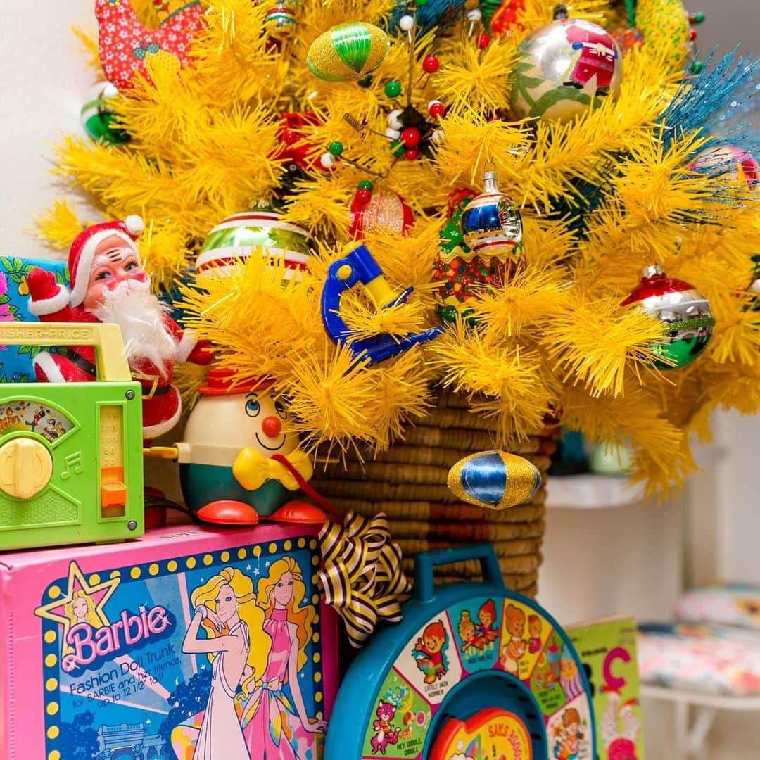 HGTVさんのインスタグラム写真 - (HGTVInstagram)「If you love all things vintage ... 😍⁠ ⁠ You'll love these unique ways to decorate for the holidays with vintage toys. 🎄🍬🧸⁠ ⁠ Swipe through for tips on collecting retro toys and games from the '50s, '60s and '70s and how to incorporate them into your holiday decor.⁠ ⁠ Which look do you like best? ⁠ ⁠ Head to the 👉 link in bio for even more of our vintage-filled ideas. #HGTVDesign」12月12日 5時08分 - hgtv