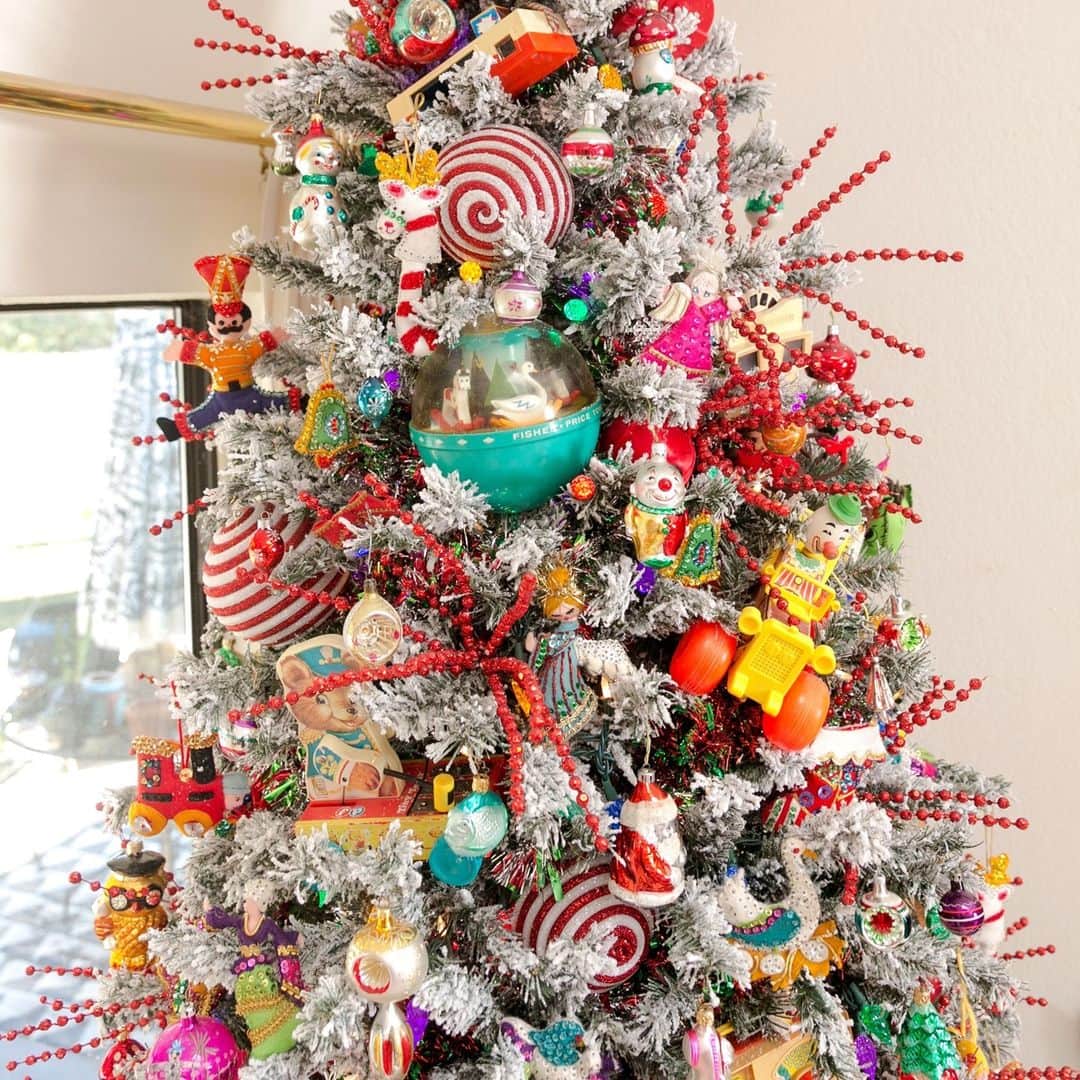 HGTVのインスタグラム：「If you love all things vintage ... 😍⁠ ⁠ You'll love these unique ways to decorate for the holidays with vintage toys. 🎄🍬🧸⁠ ⁠ Swipe through for tips on collecting retro toys and games from the '50s, '60s and '70s and how to incorporate them into your holiday decor.⁠ ⁠ Which look do you like best? ⁠ ⁠ Head to the 👉 link in bio for even more of our vintage-filled ideas. #HGTVDesign」