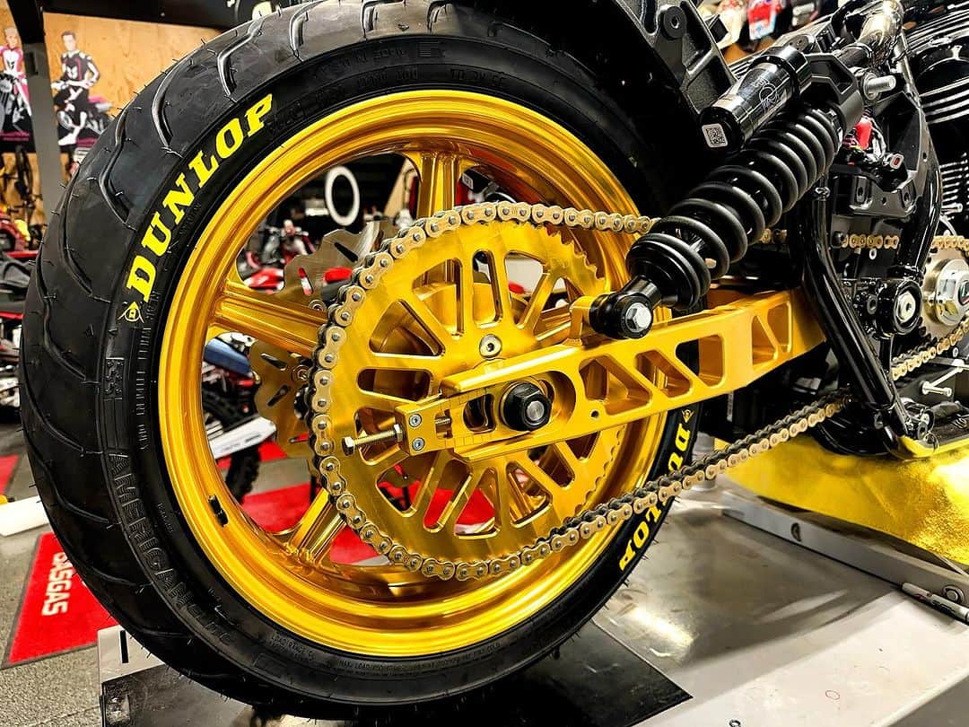 ケアリー・ハートのインスタグラム：「All gold on this Monday 🤘🏼🤘🏼. Moving along on this @progressive build! These wheels are now available for @indianmotorcycle sport chief, chief, challenger, and Cheiftain! Hit up @jadeaffiliated for the “HartLuck” wheel. @ridedunlop」
