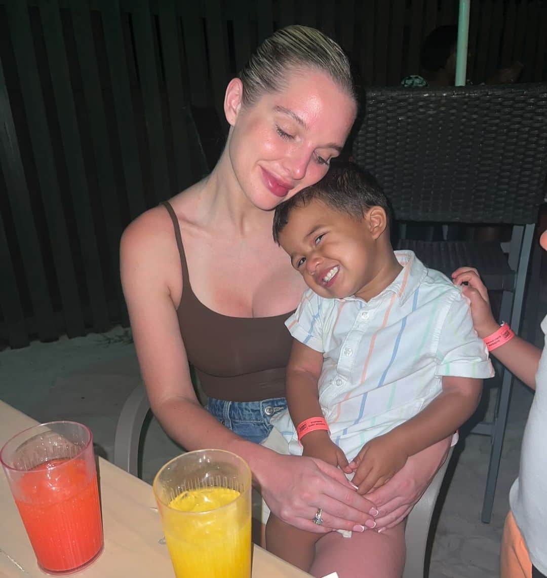 ヘレン・フラナガンのインスタグラム：「Can’t wait to go away with the kids to Bali for new year ✨ Booked my flights but haven’t booked my stay 😅x Hotel, Villa recommendations please ❤️ want somewhere lovely but good for the kids ✨ I’ll have one child free night out for new year… where is the best places to go? Any must things to do and good things for the kids? ✨」