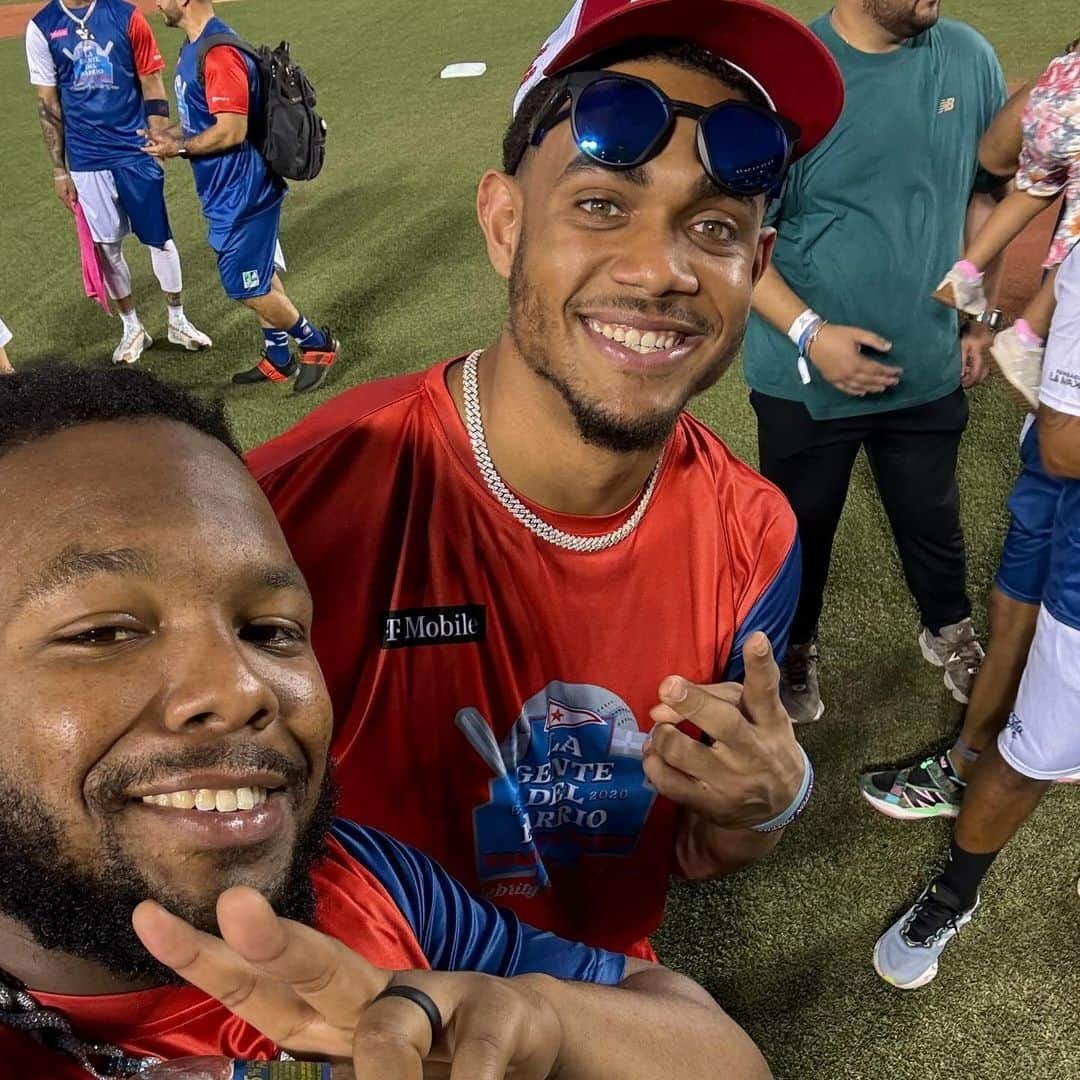 MLBさんのインスタグラム写真 - (MLBInstagram)「Leading by example 👏   José and Vladdy hosted their Charity Softball Game and Home Run Derby this weekend in Puerto Rico - supporting their communities through the La Makina and VG27 Foundations! 🇵🇷」12月12日 5時36分 - mlb