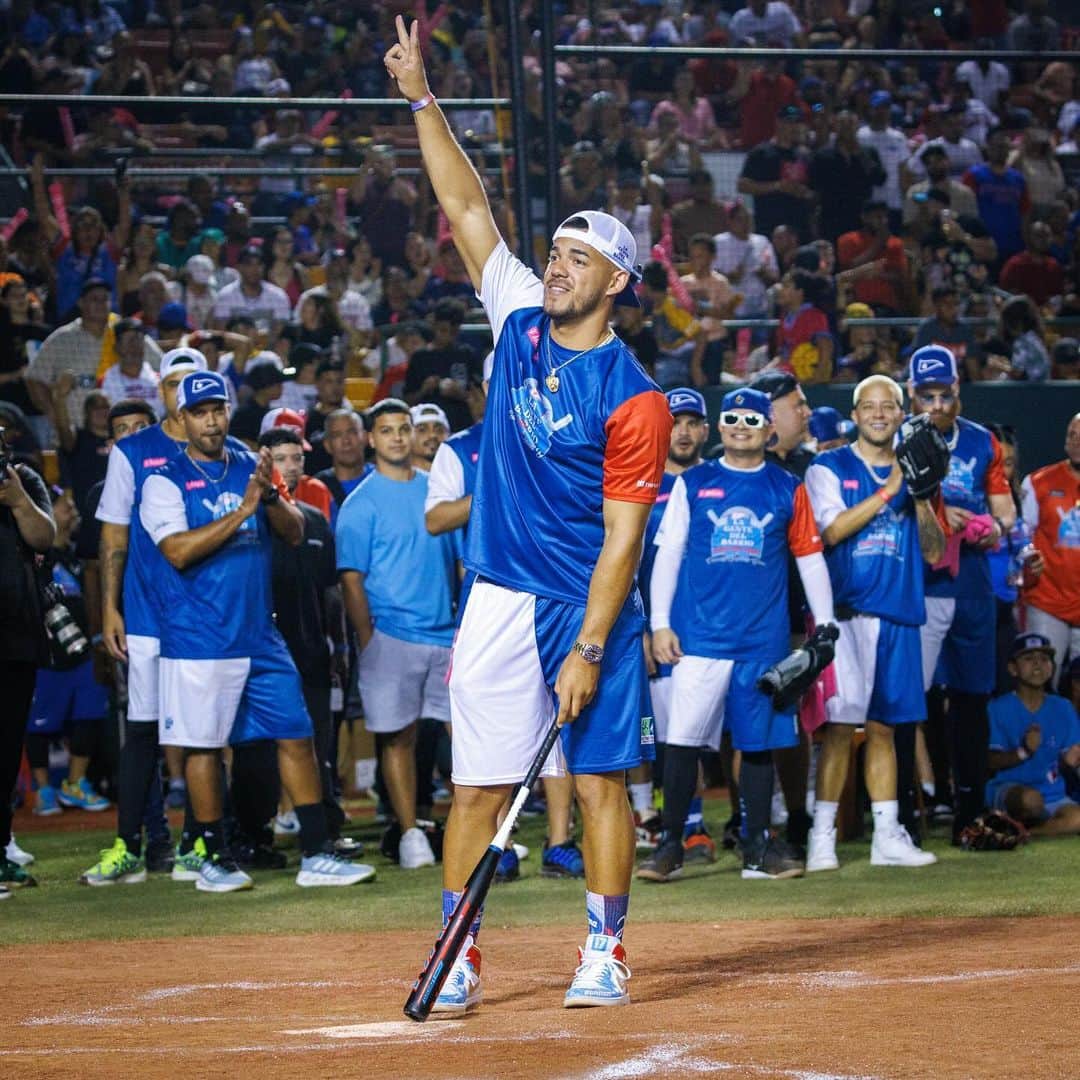 MLBさんのインスタグラム写真 - (MLBInstagram)「Leading by example 👏   José and Vladdy hosted their Charity Softball Game and Home Run Derby this weekend in Puerto Rico - supporting their communities through the La Makina and VG27 Foundations! 🇵🇷」12月12日 5時36分 - mlb