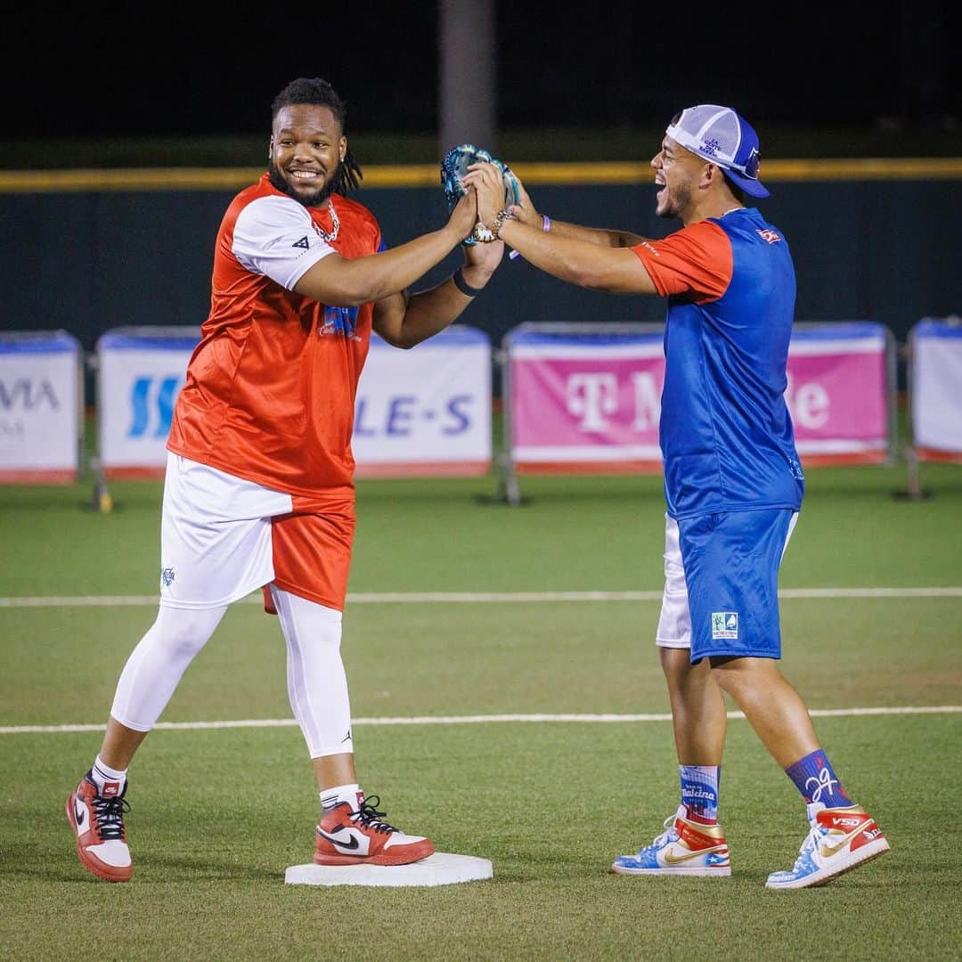MLBさんのインスタグラム写真 - (MLBInstagram)「Leading by example 👏   José and Vladdy hosted their Charity Softball Game and Home Run Derby this weekend in Puerto Rico - supporting their communities through the La Makina and VG27 Foundations! 🇵🇷」12月12日 5時36分 - mlb