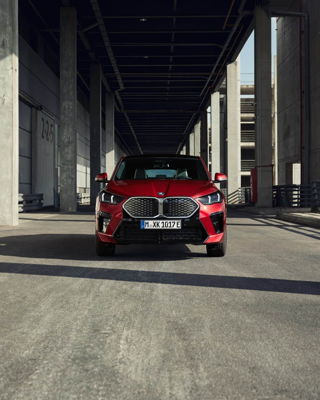 BMWさんのインスタグラム写真 - (BMWInstagram)「Posing into the future with svelte style. ⚡️ The first-ever BMW iX2. 100% electric.  #BMW #THENEWiX2 #BMWiX2 #BMWi __ BMW iX2 xDrive30: Combined power consumption: 17.7–16.3 kWh/100 km. Combined CO2 emissions: 0 g/km. Electric range: 417–449 kilometers. All data according to WLTP. Further info: www.bmw.com/disclaimer」12月12日 5時38分 - bmw