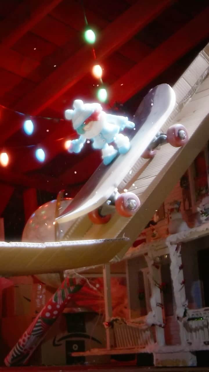 シーアのインスタグラム：「It’s December, and we’re ready to roll 🛹❄️ - Team Sia  🎥 @neoncatproductions   [video description: a montage of Sia’s claymation characters jumping around and rolling down a ramp]」