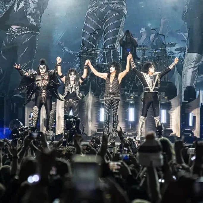 KISSさんのインスタグラム写真 - (KISSInstagram)「🔥🎸 Relive @kissonline's #EndOfTheRoadTour with the #EndOfTheRoadPPV replay on PPV.COM until 1/1/24.  With the replay, you're also eligible to purchase @kissonline's Golden Tickets, while supplies last!  #KISSArmy | #KISS50」12月12日 6時01分 - kissonline