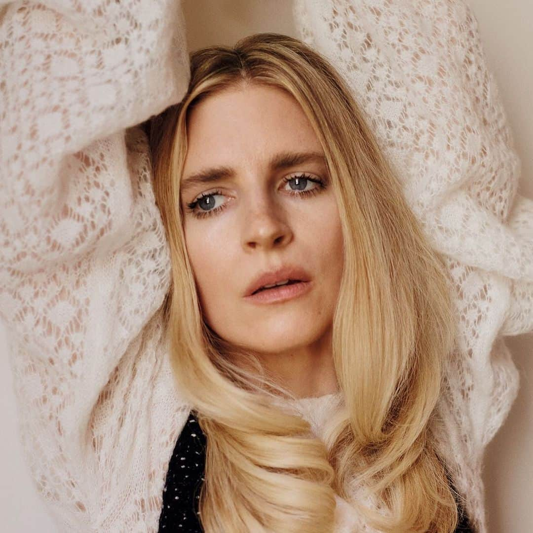 JO BAKERさんのインスタグラム写真 - (JO BAKERInstagram)「B R I T • M A R L I N G 🇺🇸 A smidge of ‘Bridge….. inspired makeup on #britmarling for the anniversary cover story of @thevioletbook 🤍 Happy 10th Anniversary to style visionary @leithclark ~ it’s always such a happy fun play day with you ✨  Photog @amandadecadenet  Style #leithclark  Hair @nikkiprovidence  Makeup by me #jobakermakeupartist using @chanel.beauty @welovecoco #welovecoco #chanelbeauty 💋‼️  #bridgetbardot #inspired #70s #freckles #eyeliner #instagood #vibes #makeupoftheday #makeup #makeupartist #makeupartistsworldwide #makeupideas #vintagemakeup #retro #vintage #eyes #britmarlingedit」12月12日 6時10分 - missjobaker