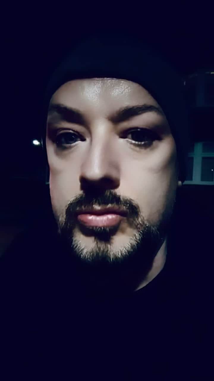ボーイ・ジョージのインスタグラム：「How I feel inside! #Rave #House #DJBoyGeorge」