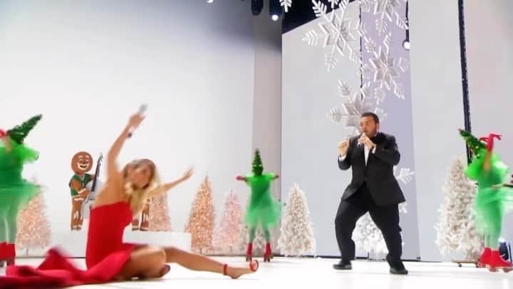 ハイディ・クルムのインスタグラム：「Happy holidays 🎅looking back at one of my favorite #AGT moments with my golden buzzer @salthevoice」