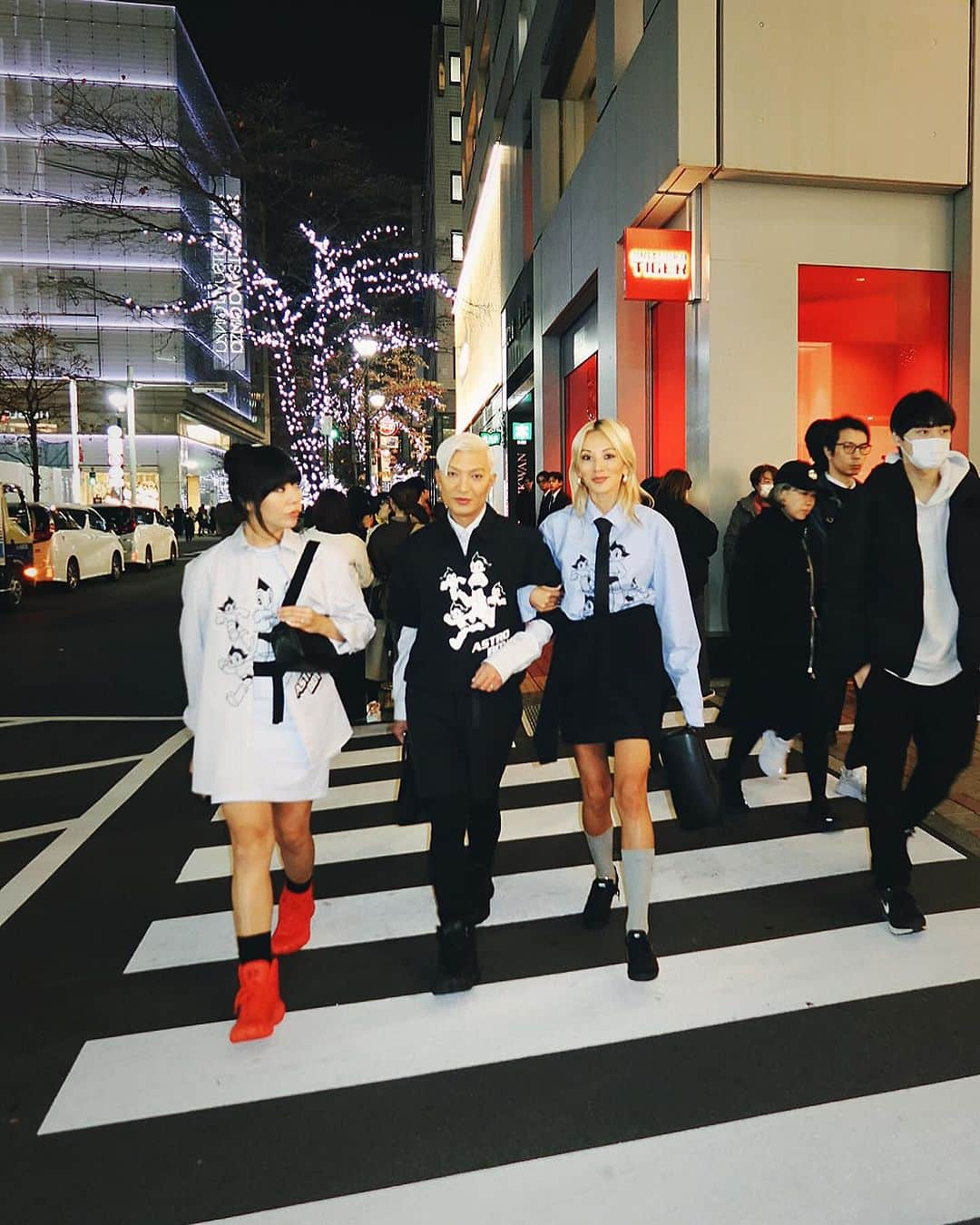 スージー・ロウさんのインスタグラム写真 - (スージー・ロウInstagram)「A reunion of the best kind in one of our collective favourite cities Tokyo with @OnitsukaTigerOfficial — celebrating their fresh collaboration with manga and anime icon Astro Boy, in anticipation of their #OnitsukaTiger75th anniversary. We ❤️ Tokyo this muchhhhhhhh!   #OnitsukaTiger #AstroBoy」12月12日 6時23分 - susiebubble