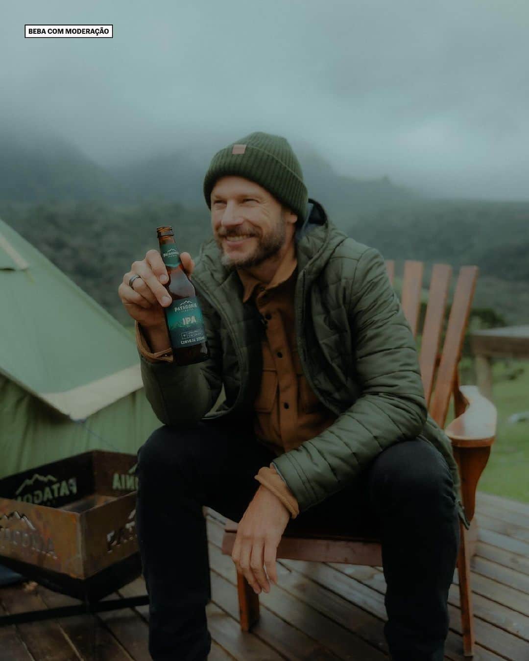 Rodrigo Hilbertのインスタグラム：「No alto de uma montanha revivo memórias: dos acampamentos e de todos os amanheceres incríveis que presenciei enquanto crescia.  Foi muito bom poder ter voltado à serra catarinense este ano, junto da Cerveza Patagonia preparei um café da manhã com um visual espetacular, numa experiência totalmente imersiva e extraordinária.  Fica aqui o lembrete para que a gente possa sempre apreciar o caminho e não apenas a chegada.  Viva as montanhas! Viva o mundo lá fora!  #CervezaPatagonia #NossoMundoLáFora #IPA #LúpulosPatagonia #AprecieComModeração #publicidade」