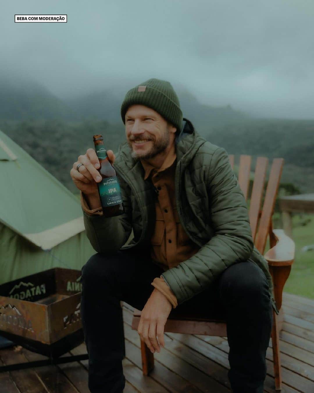 Rodrigo Hilbertのインスタグラム：「No alto de uma montanha revivo memórias: dos acampamentos e de todos os amanheceres incríveis que presenciei enquanto crescia.  Foi muito bom poder ter voltado à serra catarinense este ano, junto da Cerveza Patagonia preparei um café da manhã com um visual espetacular, numa experiência totalmente imersiva e extraordinária.  Fica aqui o lembrete para que a gente possa sempre apreciar o caminho e não apenas a chegada.  Viva as montanhas! Viva o mundo lá fora!  #CervezaPatagonia #NossoMundoLáFora #IPA #LúpulosPatagonia #AprecieComModeração #publicidade」