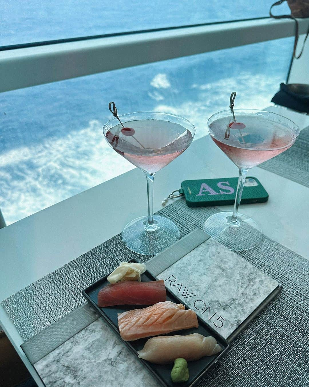 アリ・シンプソンさんのインスタグラム写真 - (アリ・シンプソンInstagram)「undeniably my favourite restaurant on #TheEdge | @celebritycruises_aunz 🩵✨🌸 #RawOn5」12月12日 6時35分 - allisimpson