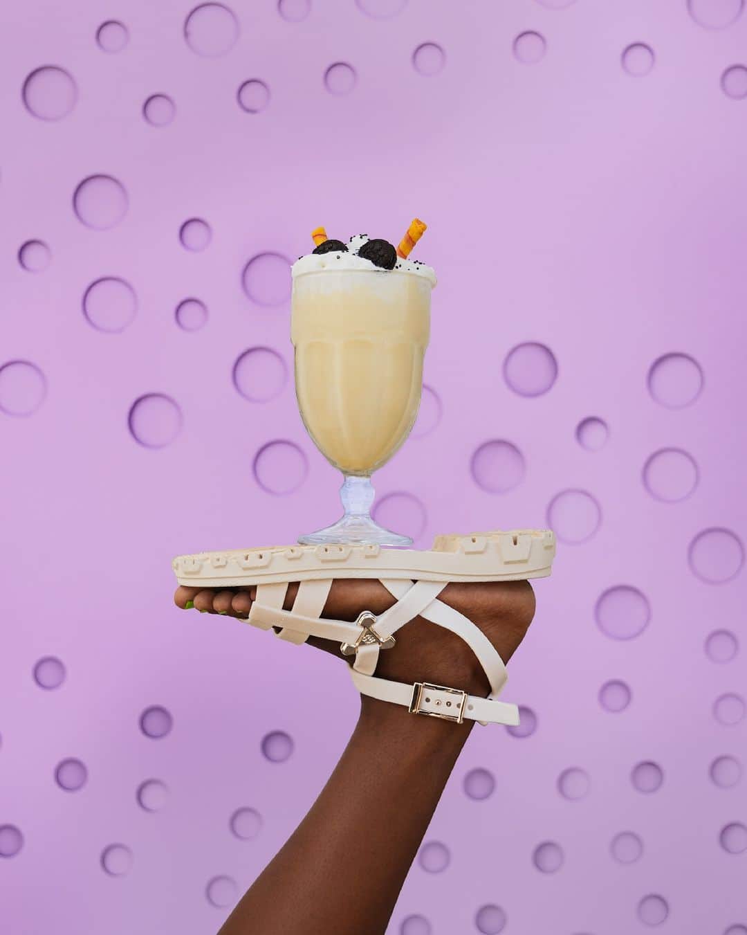ザクシーのインスタグラム：「É tanto amor por essa Zaxy Bliss, que qualquer coração gelado derrete que nem sorvete! 😎 #RefrescaComZaxy  👡 A sua te espera no link da bio!  #ZaxyBliss - R$89,99」