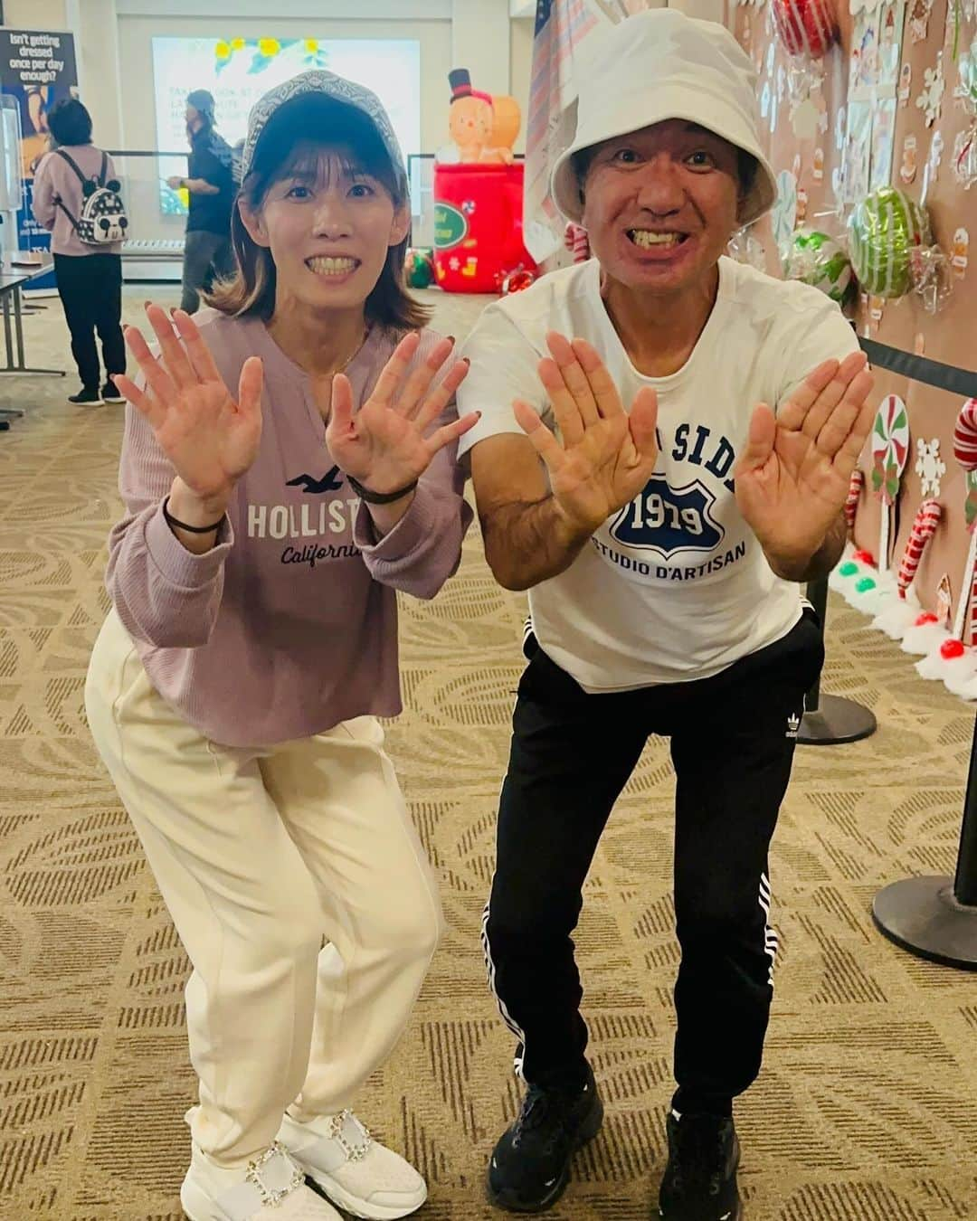 吉田沙保里さんのインスタグラム写真 - (吉田沙保里Instagram)「物申～す👉  Hawaiiの帰りの空港で たまたま江頭さんと会えました😆  フルマラソン完走 お疲れ様でした！  とっていれてだすっ✋‼️  江頭さんのネタ 勉強しておきます🤣👍  #hawaii  #江頭2時50分  #とっていれてだす #エガちゃんです」12月12日 7時08分 - saori___yoshida