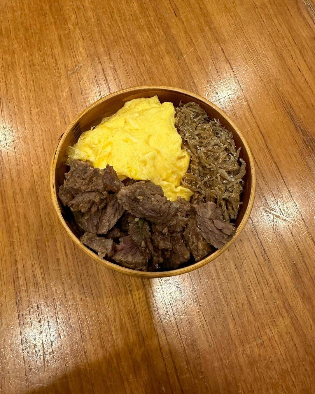 栗原友さんのインスタグラム写真 - (栗原友Instagram)「#クリトモの娘弁当 パパが作った焼肉に、パパが作ったじゃこ煮に私はオムレツを作っただけ。はあ、楽ちん🍵」12月12日 7時16分 - kuri__tomo