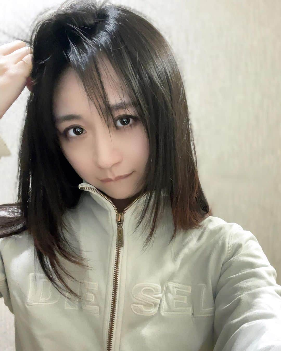 久保亜沙香さんのインスタグラム写真 - (久保亜沙香Instagram)「おはよございます🤍  ちょい肌寒いですね。  血色の無さ…𓏗𓏗」12月12日 7時39分 - asaka_kubo