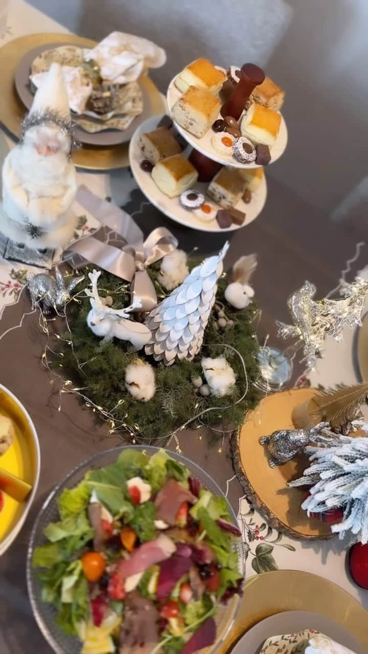 川人未帆のインスタグラム：「毎年恒例のクリスマスパーティ🎄 私が1人で準備してるみたいな編集になってますが笑、 みんなでやってます🤣 素敵な友人宅でみんなで食べ物やデコレーションを持ち寄り、 あーだこーだ言いながらセッティングをする時間がたまらなく楽しい☺️🎄🌟 いつも乾杯までがめちゃくちゃ長い😂 子供達は子供部屋でなにやら楽しそうにしていたので、 ゆっくり準備できました😏✨」