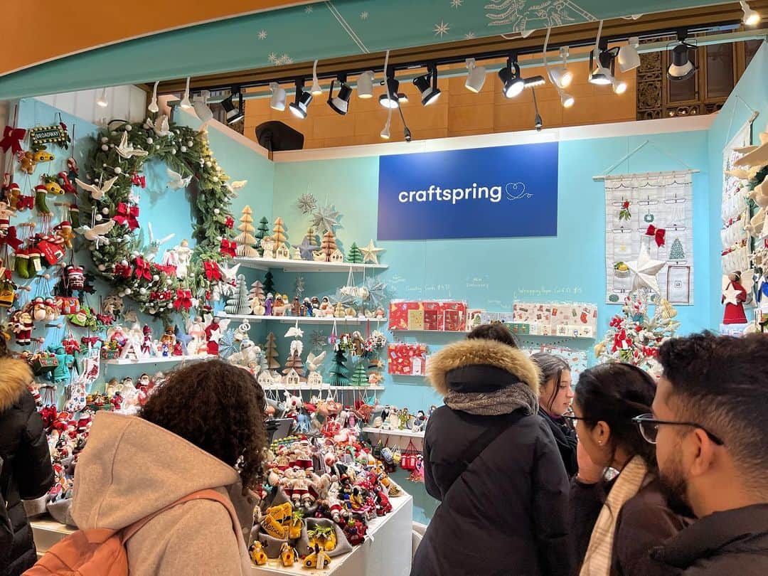 荒木優里さんのインスタグラム写真 - (荒木優里Instagram)「🪅 グランドセントラルの駅構内のクリスマスマーケット、HOLIDAY FAIRに😊🎄  各公園で開催されているマーケットより 小規模だけど、 屋内でゆっくり見られるのがありがたい💕  ハンドメイドのオーナメントがたくさん並ぶ craftspringは大人気店でした〜っっ☺️❣️  どれもとってもかわいくて決めきれず、 次に行ったらもうなかった… なんて経験もすでにしているので🤣💦 これからは気に入ったものは即決断していきます🥹✨  好きなものをお家に増やしていくのは楽しい😍😍 （引越しは不安😓😓😓）  #christmasmarket #horidayfair #grandcentral  #アメリカ生活 #アメリカ暮らし #ニューヨーク #ニューヨーク生活  #ニューヨーク暮らし #ニューヨーク在住 #Newyork #NYC #NY #アメリカ在住日本人 #帯同妻 #渡米記録 #海外生活 #travel #trip #旅行好き #アナウンサー #フリーアナウンサー #荒木優里 #荒木優里のゆるりアメリカ生活」12月12日 7時49分 - yuriaraki0726