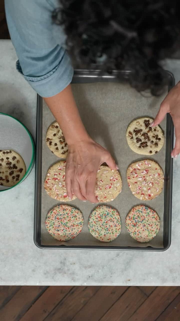 HGTVのインスタグラム：「1 dough, 3 kinds of cookies 🍪   If you’re all about simplifying holiday baking, this trick is for you.   Here’s what we topped our cookies with 👇 - sprinkles (white, green, red, blue + pink)  - crushed candy canes  - chocolate chip + nut mix   #HGTVHowTo」