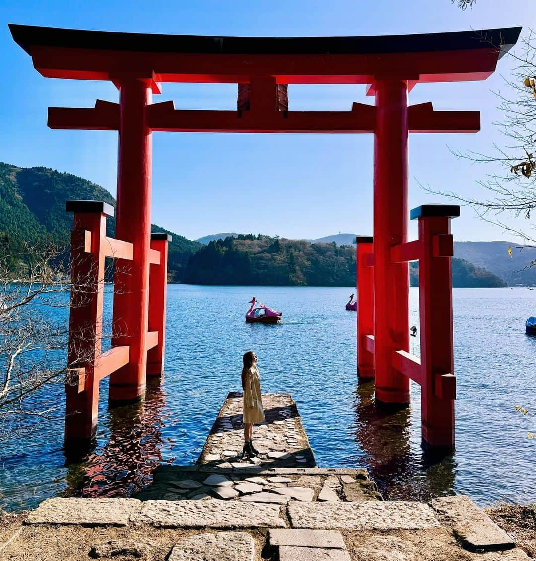 桜木ひなのインスタグラム：「♡幸せの鳥居♡ 箱根仙石原すすき草原を抜けて✨ 箱根神社でお参りをし幸せの鳥居へ⛩️🌟 ・ 遅いお昼には美味しいハンバーガーにありつきました🍔💓 ・ ・ #箱根#箱根旅行 #箱根神社 #箱根グルメ #箱根カフェ #箱根観光 #箱根ランチ」