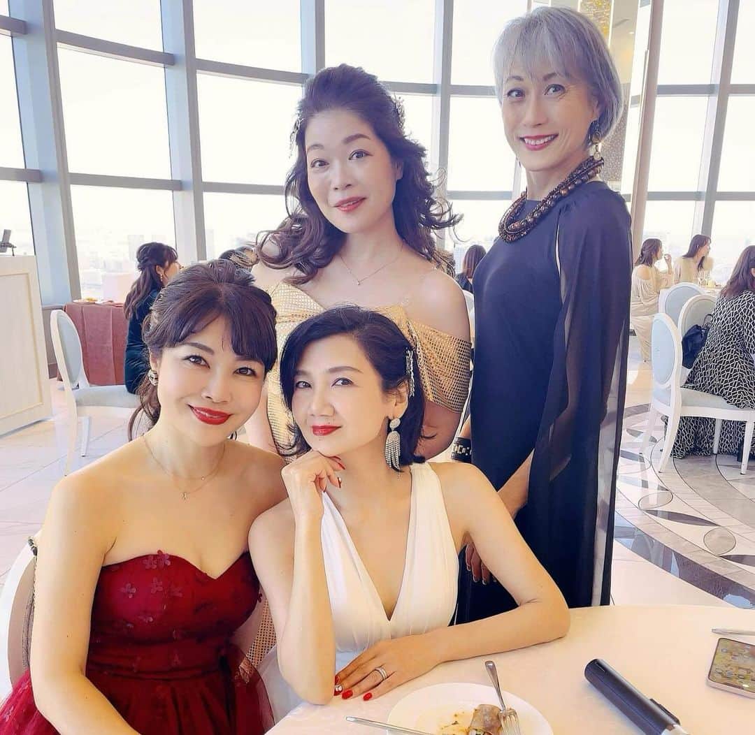 國分晴奈さんのインスタグラム写真 - (國分晴奈Instagram)「クリスマスパーティー🎉🎄✨  各方面でご活躍の女性達を お招きしてクリスマスパーティーを 開催させて頂きました！！  場所はカレッタ汐留47階の オリゾントーキョー。  窓からの眺めが圧巻で 元ロブションの大村シェフが 作る料理が素晴らしいので こちらはよく使わせて頂いてます。  パーティー内でじゃんけん大会を したのですが、  @elate_jewelry 様 @iraada_official 様 @improtein_official 様  からもご協賛いただき豪華な パーティーになりました！  ありがとうございました！！  プレゼントを手にされた方々、 何より参加者の皆さまの ドレスアップした姿が美しくて 楽しそうに写真を撮ったり お話をされていたのが嬉しかったです。  その他にモデル事務所の通販モデルや 通販のビューティーアドバイザーを 目指す方々の説明会があったり、  私がQVCで担当している Snow toxをQVCさながらの ミニショーをしたりと 盛りだくさんの内容でした。  今回は3月に1日にオンラインサロンを オープンするためのプレイベント🎁  私は仕事上、パーティーやランチ会など オシャレをして出かける場が ちょくちょくあるのですが、  なかなかオシャレをして出かけるような パーティーやイベントなどが 日本には少ないと思っていました。  それならば私が開催しちゃおう！ と思ったのがきっかけです。  オンラインサロンという出来るなかで、 皆さまのコミュニケーションの場に なればいいな、と思っています。  私もそうなのですが、1人で起業して 頑張ってる女性も多いと思いますので 会員様の仕事を広げられる場にも なれたら嬉しいです。  サロン内では各方面からゲストを呼んで ライブをしたり、ランチ会や パーティー、その他様々なイベントを する予定です！  ローンチが近くなりましたら またお知らせさせてください♡  クリスマスパーティーに ご参加頂いた皆様♡ 本当にありがとうございました！！  #オンラインサロン#オンラインサロン開設 #クリスマスパーティー#パーティー#パーティーコーデ #パーティードレス #女性専用オンラインサロン」12月12日 7時55分 - haruna.kokubun