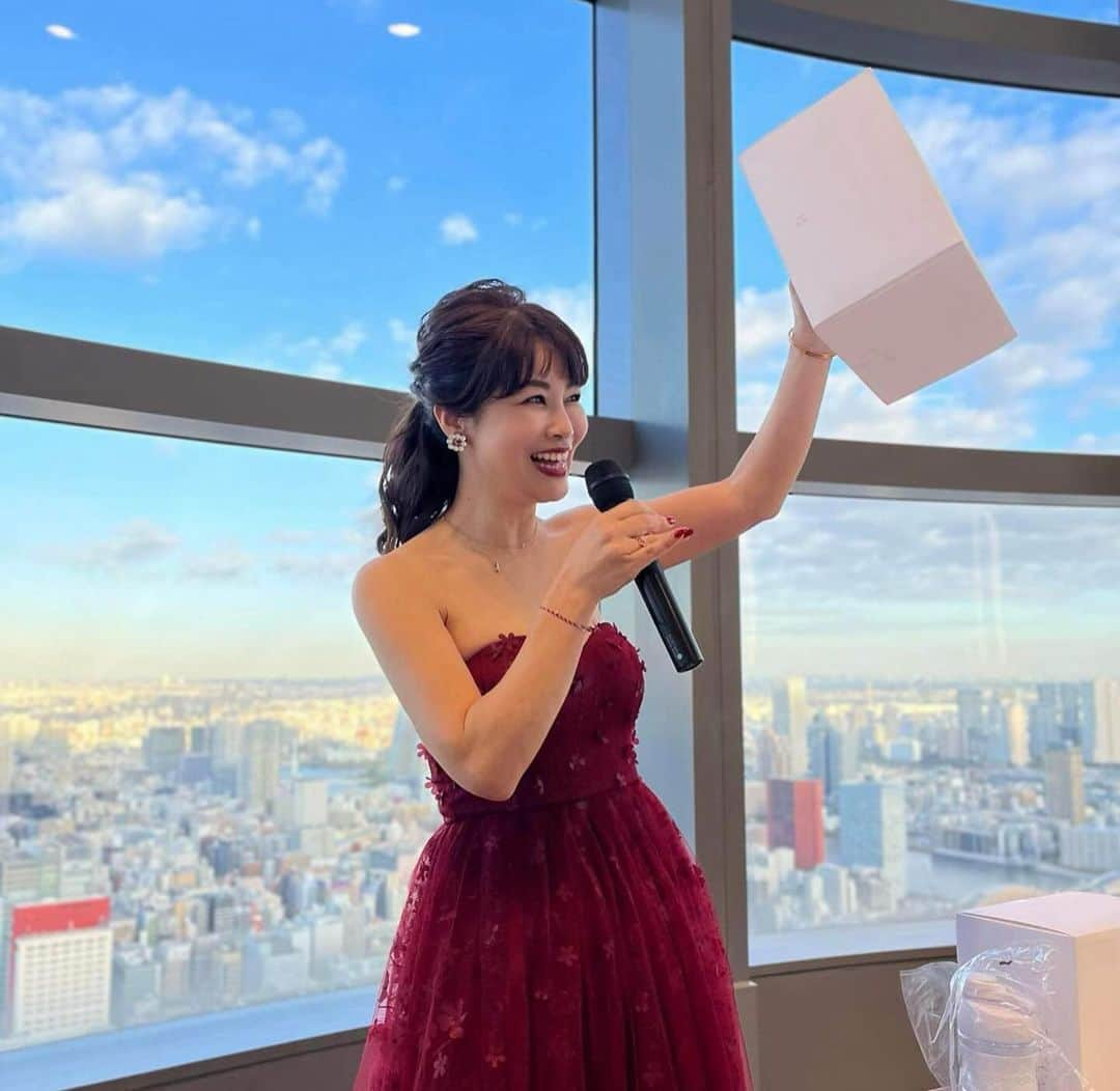 國分晴奈さんのインスタグラム写真 - (國分晴奈Instagram)「クリスマスパーティー🎉🎄✨  各方面でご活躍の女性達を お招きしてクリスマスパーティーを 開催させて頂きました！！  場所はカレッタ汐留47階の オリゾントーキョー。  窓からの眺めが圧巻で 元ロブションの大村シェフが 作る料理が素晴らしいので こちらはよく使わせて頂いてます。  パーティー内でじゃんけん大会を したのですが、  @elate_jewelry 様 @iraada_official 様 @improtein_official 様  からもご協賛いただき豪華な パーティーになりました！  ありがとうございました！！  プレゼントを手にされた方々、 何より参加者の皆さまの ドレスアップした姿が美しくて 楽しそうに写真を撮ったり お話をされていたのが嬉しかったです。  その他にモデル事務所の通販モデルや 通販のビューティーアドバイザーを 目指す方々の説明会があったり、  私がQVCで担当している Snow toxをQVCさながらの ミニショーをしたりと 盛りだくさんの内容でした。  今回は3月に1日にオンラインサロンを オープンするためのプレイベント🎁  私は仕事上、パーティーやランチ会など オシャレをして出かける場が ちょくちょくあるのですが、  なかなかオシャレをして出かけるような パーティーやイベントなどが 日本には少ないと思っていました。  それならば私が開催しちゃおう！ と思ったのがきっかけです。  オンラインサロンという出来るなかで、 皆さまのコミュニケーションの場に なればいいな、と思っています。  私もそうなのですが、1人で起業して 頑張ってる女性も多いと思いますので 会員様の仕事を広げられる場にも なれたら嬉しいです。  サロン内では各方面からゲストを呼んで ライブをしたり、ランチ会や パーティー、その他様々なイベントを する予定です！  ローンチが近くなりましたら またお知らせさせてください♡  クリスマスパーティーに ご参加頂いた皆様♡ 本当にありがとうございました！！  #オンラインサロン#オンラインサロン開設 #クリスマスパーティー#パーティー#パーティーコーデ #パーティードレス #女性専用オンラインサロン」12月12日 7時55分 - haruna.kokubun