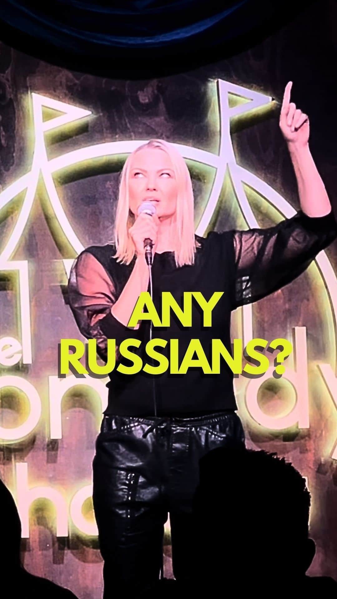 イリナ・ヴォロニーナのインスタグラム：「We are not alone 😳 #standupcomedy #standup #russians」