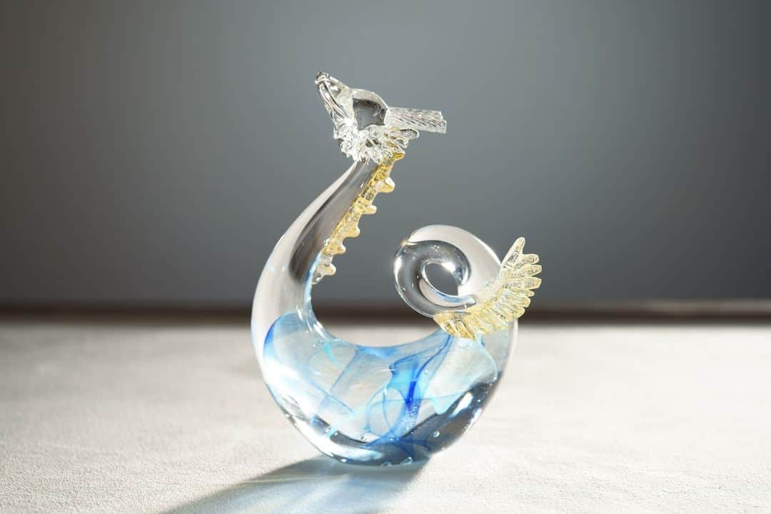 Creemaのインスタグラム：「ガラス作家・鈴木俊也さんが手がけるガラスの干支飾り「青龍」は、透明感や独特の色合い、シルエットにいたるまで、どこをとってもうっとりするほどの美しさ。 胴体部分には、水色と青の２色がマーブル状に流れる模様が入っています。  天を見上げている龍。「新年が良き方向に昇っていけるように」というクリエイターの願いが込められています。  - - - - - -  2024年の干支『 辰 』。十二支の中で唯一、伝説上の生物である龍は、昔から日本でも水や海の神として祀られ、「龍が現れると何かおめでたいことが起きる」と考えられていました。  干支の置物は、1年を通して家族を守る縁起物とされています。鈴木俊也さんの青龍をお気に入りの場所に飾って、ぜひすがすがしい気持ちで新年をお迎えください。  - - - - - -  ▶︎ ガラスの干支　辰　「 青龍 」 ／ ￥16,500 （鈴木俊也/TOSHIYA SUZUKIさん） https://www.creema.jp/item/16777883/detail  ▶ ご紹介した作品の詳細はプロフィールのリンクからぜひ。→ @creemajp  #干支 #干支飾り #お正月飾り #お正月インテリア #辰 #辰年 #ガラス細工 #ガラスの置物 #置物 #青龍 #龍 #縁起物 #Creema #handmade #クリーマ #ハンドメイド」
