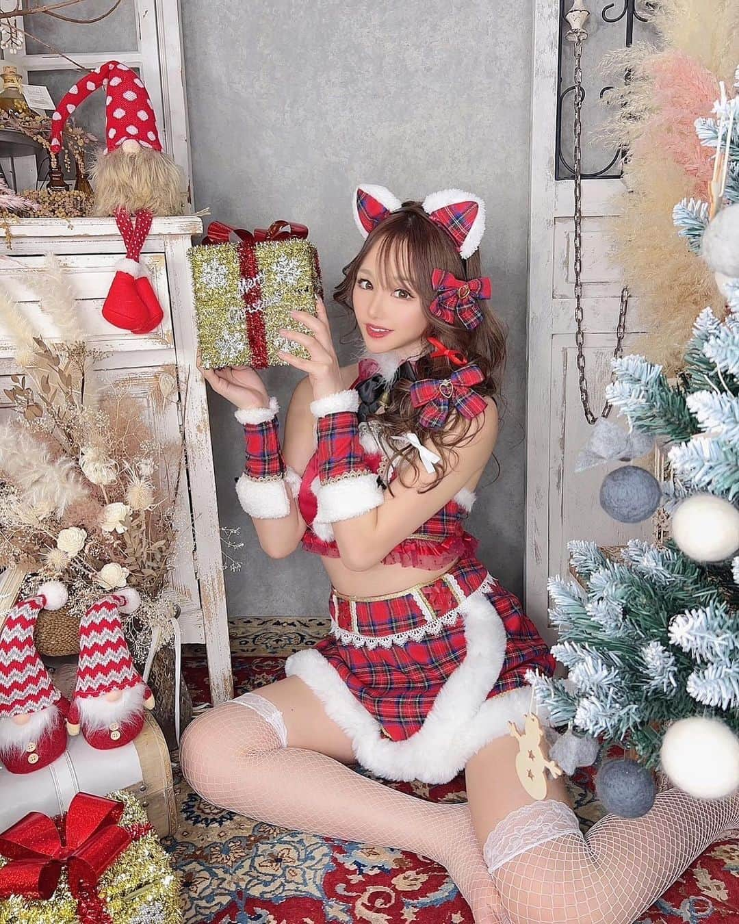 堀井大輔さんのインスタグラム写真 - (堀井大輔Instagram)「・ ・ 猫サンタ🎅🎁💙 ・ こちらも衣装用意あります。 ・ 1月のホリージョ撮影、ハイライトに残してあります。 dmから依頼ください✉ ͗ ͗ ・ model @yunapi_gram  hair/photo @daisuke_5511  studio @joy_studio_nagoya  ・ #サンタ #サンタコス  #クリスマス #クリスマスプレゼント  #サンタコス撮影 #コスプレ #コスプレ衣装 #ホリージョ #ホリージョ撮影 #モデル #ヘアアレンジ #ヘアセット #名古屋 #美容師 #可愛いは正義 #可愛い #可愛いは作れる」12月12日 8時07分 - daisuke_5511