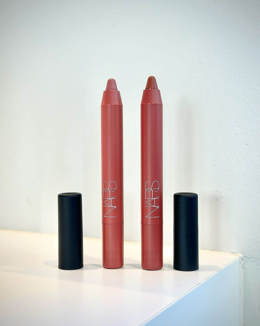 美舟のインスタグラム：「NARS #パワーマットハイインテンシティリップペンシル  大人気商品 クリームからマットに 羽の様に軽い付け心地 乾くとカップに色移りしにくい仕上がり💋  パワー 発色 適格性 迫力  唇を主役に圧倒的存在！  #nars」