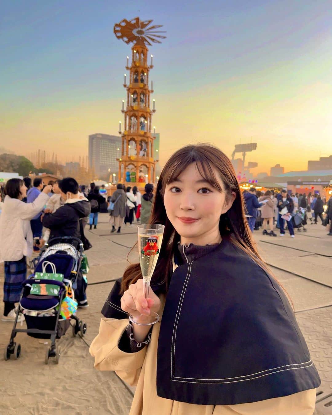 田名部生来のインスタグラム：「🎄🦌🛷🎅🏻  行き交う人が幸せそうだなぁ... 食べ物の事しか考えてなかった🍖笑  我らが きっちんくるりんぱが 異彩を放ってました笑 ミートパイ美味しかった🫶   #今年は神宮外苑でクリスマスマーケット  #pr」