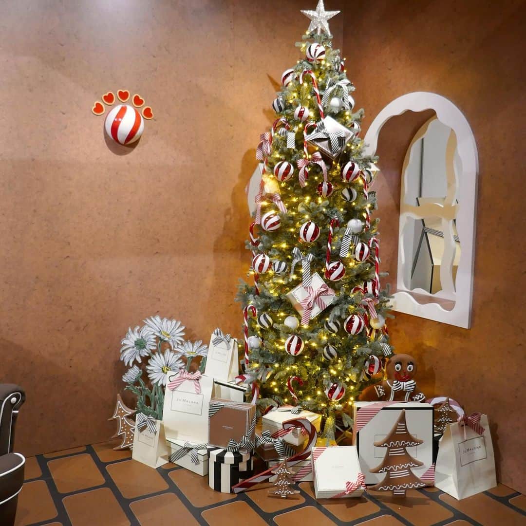 美的 Biteki's official Instagram! さんのインスタグラム写真 - (美的 Biteki's official Instagram! Instagram)「「ジョー マローン ロンドン」のポップアップイベント「Gingerbread Land(ジンジャー ブレッド ランド)」が、2023年12月14日（木）から12月25日（月）までの期間限定で、表参道ヒルズ B3F スペース オーにて開催されます！   ジョー マローン ロンドンの2023年クリスマスの限定コレクションは、カラフルなキャンディで飾られたジンジャーブレッドハウスにインスパイア。 ジンジャーの魅惑的な香りとスパイス、ストライプ柄のキャンディケインやカラフルなオーナメントで飾られた木々、高く積みあげられた美しいプレゼントたち…イベントでは、そんな世界観を体現しています。 会場ではポップでキュートなジンジャーブレッドハウスがお出迎え。 足を踏み入れるとそこはまるでお菓子の国に迷い込んだような空間へと誘い、お家を抜けると、心躍るジンジャーブレッド ランドの世界が目の前に広がります。 ジンジャーブレッド マンと一緒に撮影ができるフォトボックスをはじめ、会場でしか体験できないスペシャルコンテンツなどが盛りだくさん。 また、その世界観を体現するプレイフルな空間で香りの体験やホリデーのお祝いムードを盛り上げてくれるコロンやホーム フレグランスなど、限定ギフトのコレクションも購入できます。 16,500円（税込）以上購入すると「オリジナル フレッシュナー」を、22,000円(税込)以上購入すると「フレイグラント フェイバリット ポーチ セット」がもらえる購入特典や、来場者限定のクリスマスギフトも。（すべて数量限定、なくなり次第終了）   ぜひこの機会にジョー マローン ロンドンならではのクリスマスを楽しんで！   【イベント情報】 「Gingerbread Land(ジンジャー ブレッド ランド)」 ◆期間：2023年12月14日（木）〜12月25日（月） ◆時間：11時～ 21時（最終日25日のみ20時まで） ※最終入場は30分前まで ◆会場：表参道ヒルズ B3F スペース オー （東京都渋谷区神宮前4-12-10） ◆入場：無料・予約制（予約はジョー マローン ロンドン公式LINEより）   #ジョーマローンロンドン#ジンジャーブレッドランド#GingerbreadLand# jomalone#ジョーマローン#イベント#表参道#コスメ#コスメイベント#クリスマス#クリスマスコフレ#ホリデーコレクション#クリスマスコフレ2023#フレグランス#香水#bitekicom#ギフト#プレゼント」12月12日 19時32分 - bitekicom